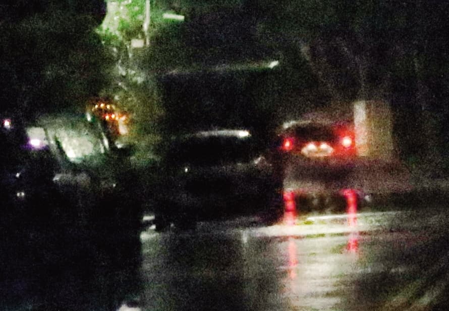 9/14,00:26,謝京穎開車回家,卻刻意在停車場的入口等了一下。
