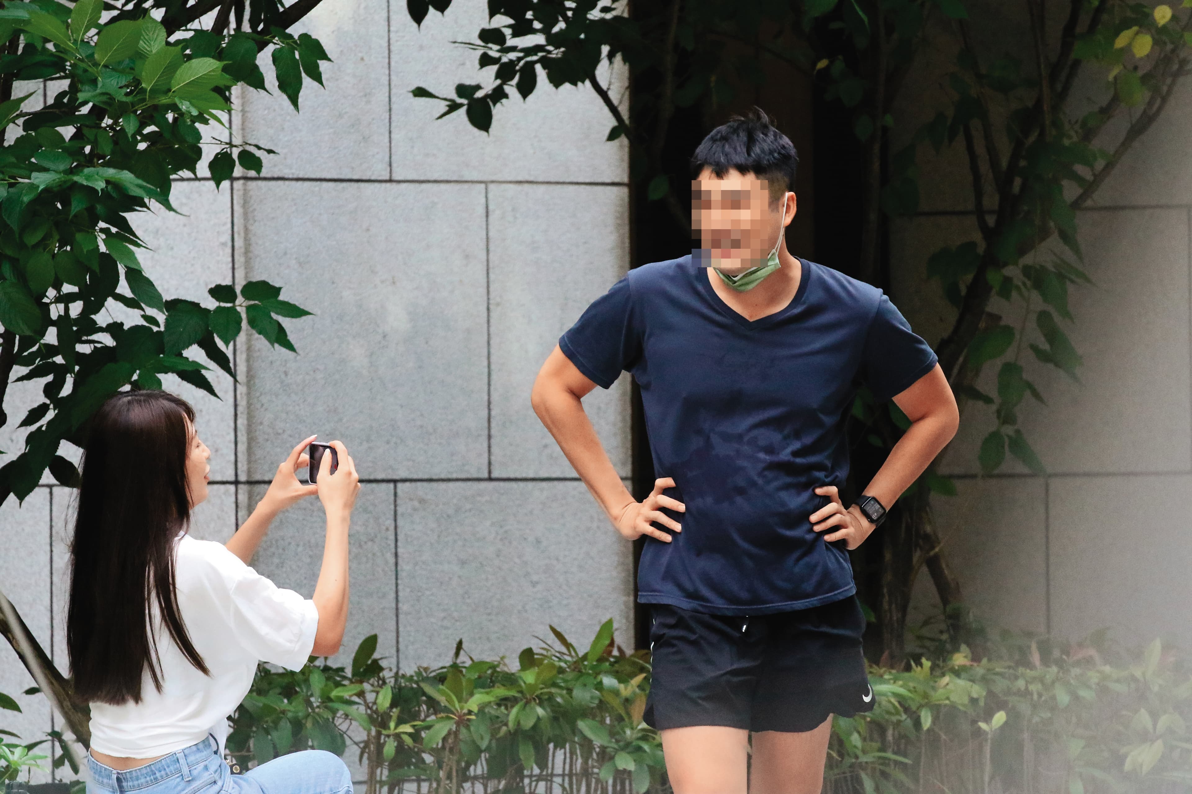 雖然謝京穎與男友的情已逝,但她馬上投入下一段戀情,幾乎沒多久就正式黏上許仁杰。