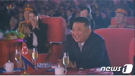 金正恩不斷對著「神祕蘿莉」痴笑。(翻自《NEWS 1》)