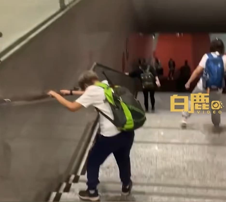 網友因鐵腿,只能雙手扶著側邊欄杆,一步一步邁下階梯。(翻攝微博)