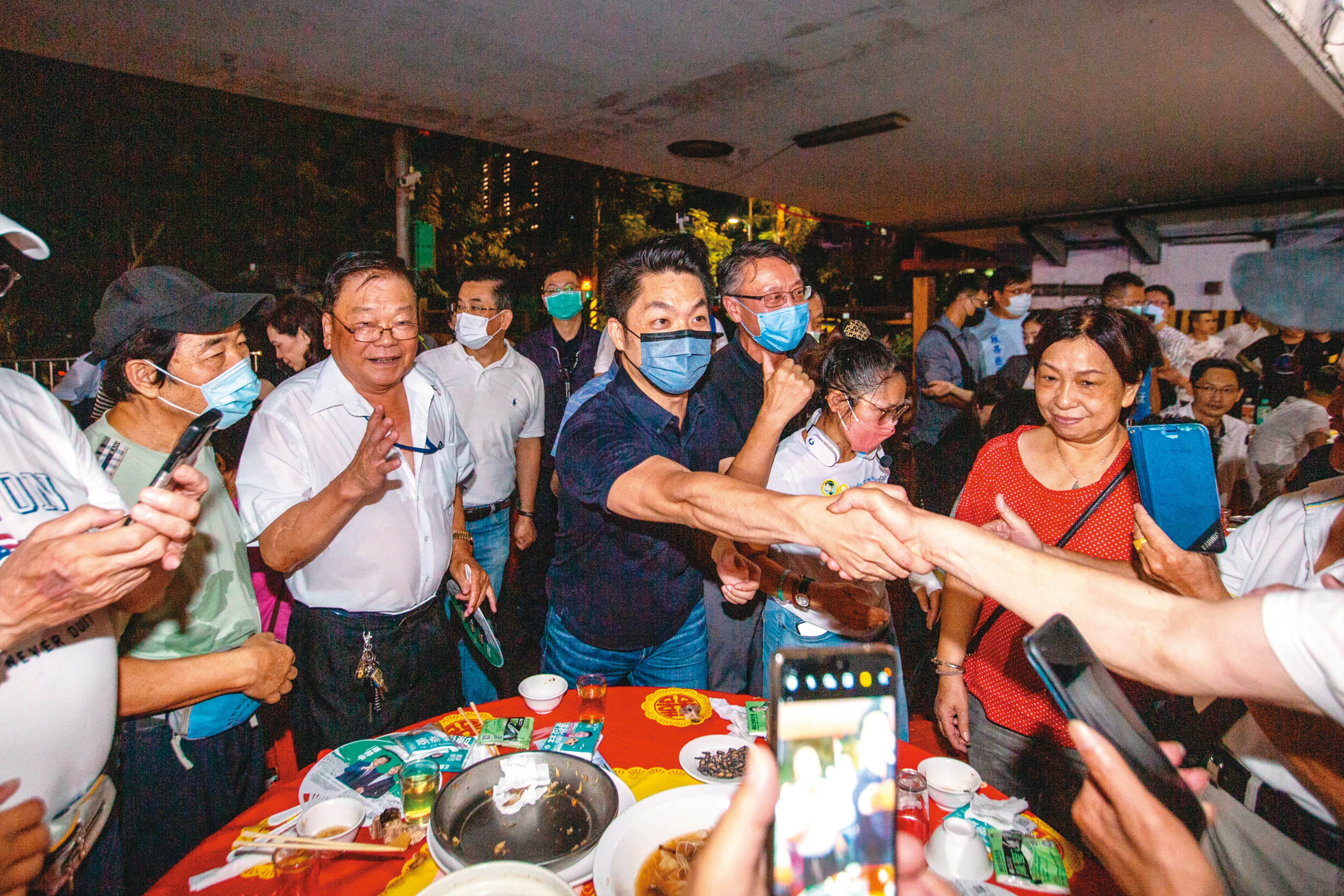 選戰進入倒數2個月,蔣萬安近日勤跑基層,與民眾互動。(翁睿坤攝)