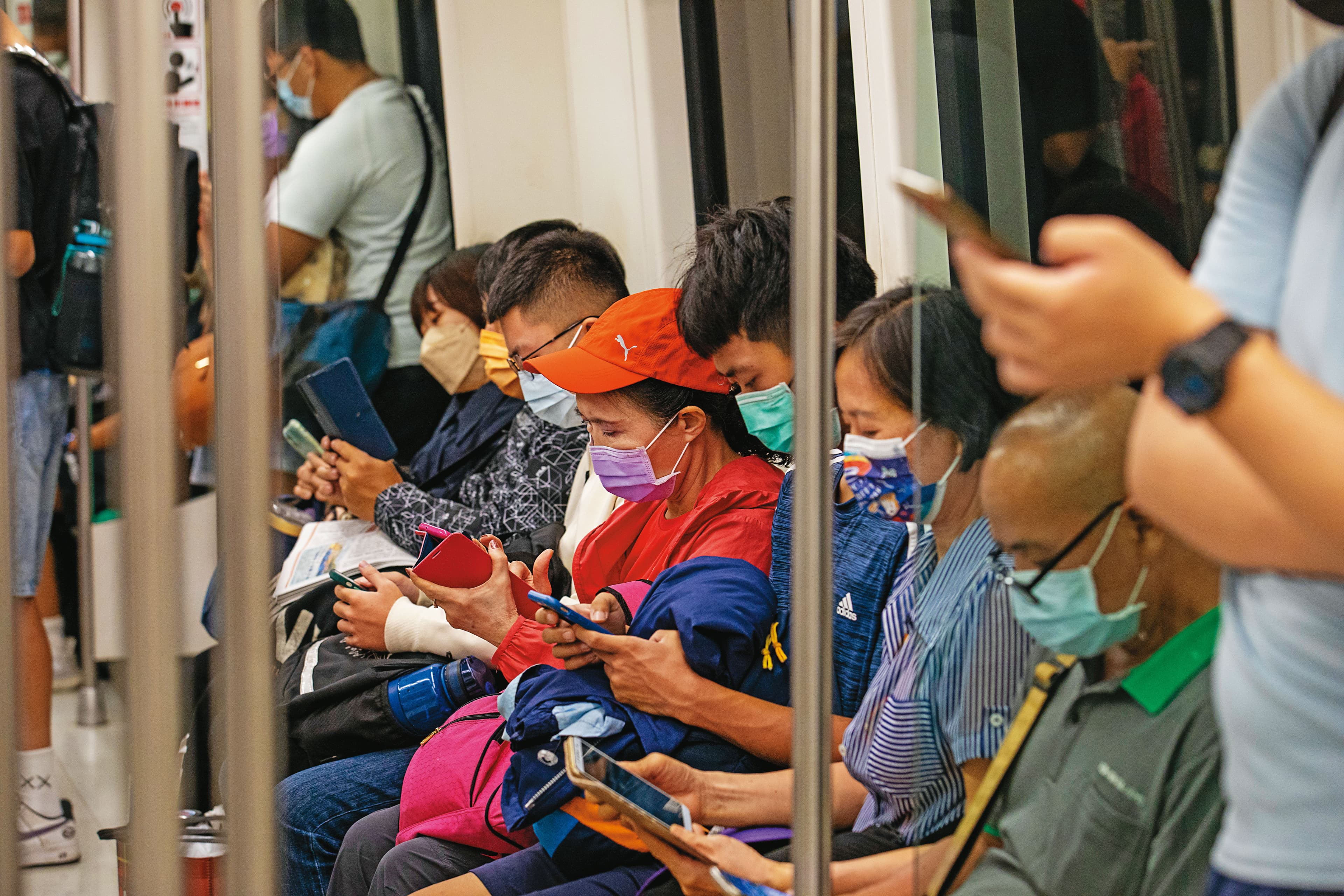 口罩令放寬為負面表列後,大眾運輸仍可能須戴口罩。