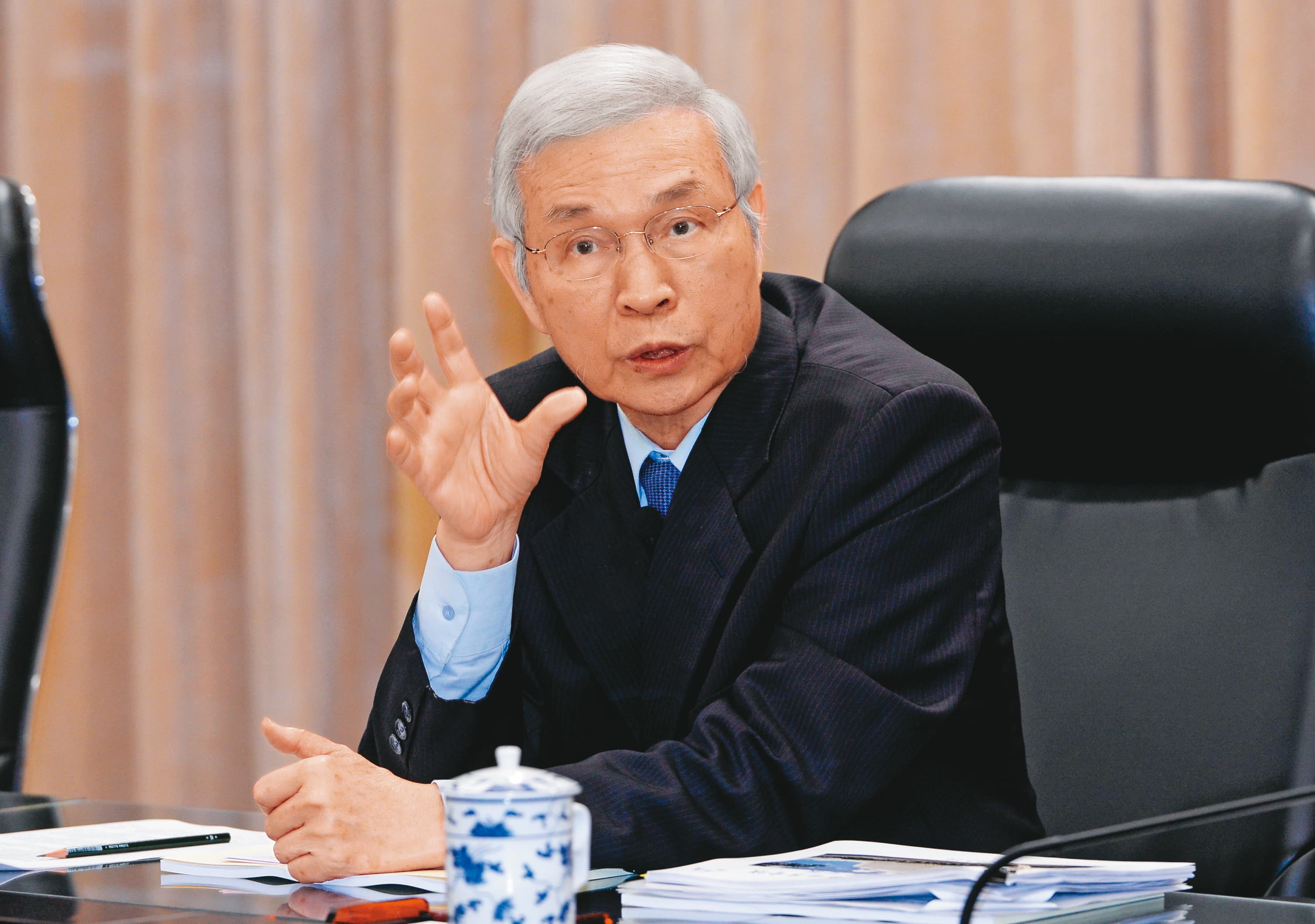 央行近日陸續放行海外壽險公司匯回海外孳息,希望組成「守匯國家隊」,協助央行穩匯。圖為央行總裁楊金龍。