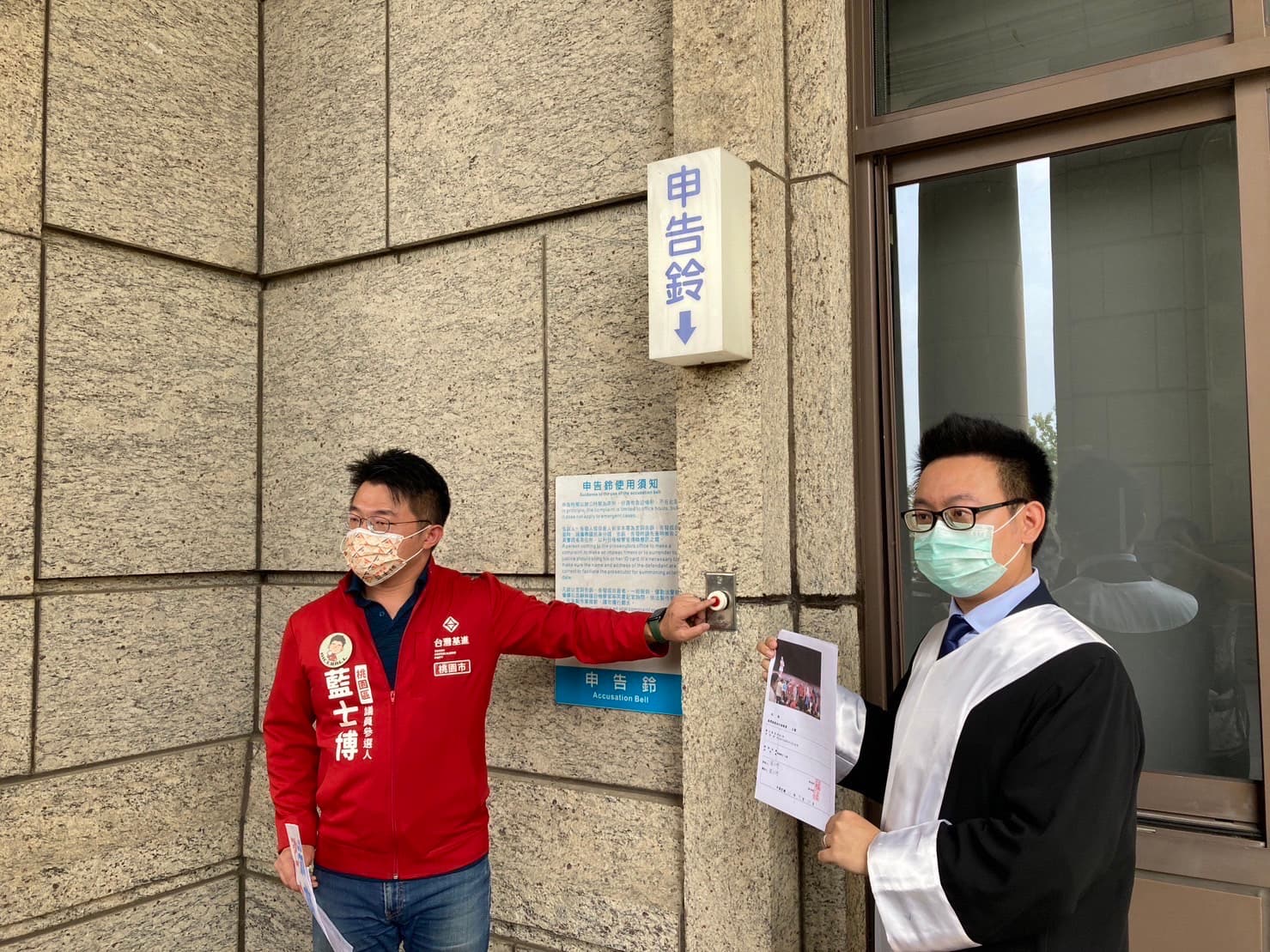 藍士博(左)今在律師陪同下前往桃園地檢署控告張善政涉嫌賄選。(藍士博提供)