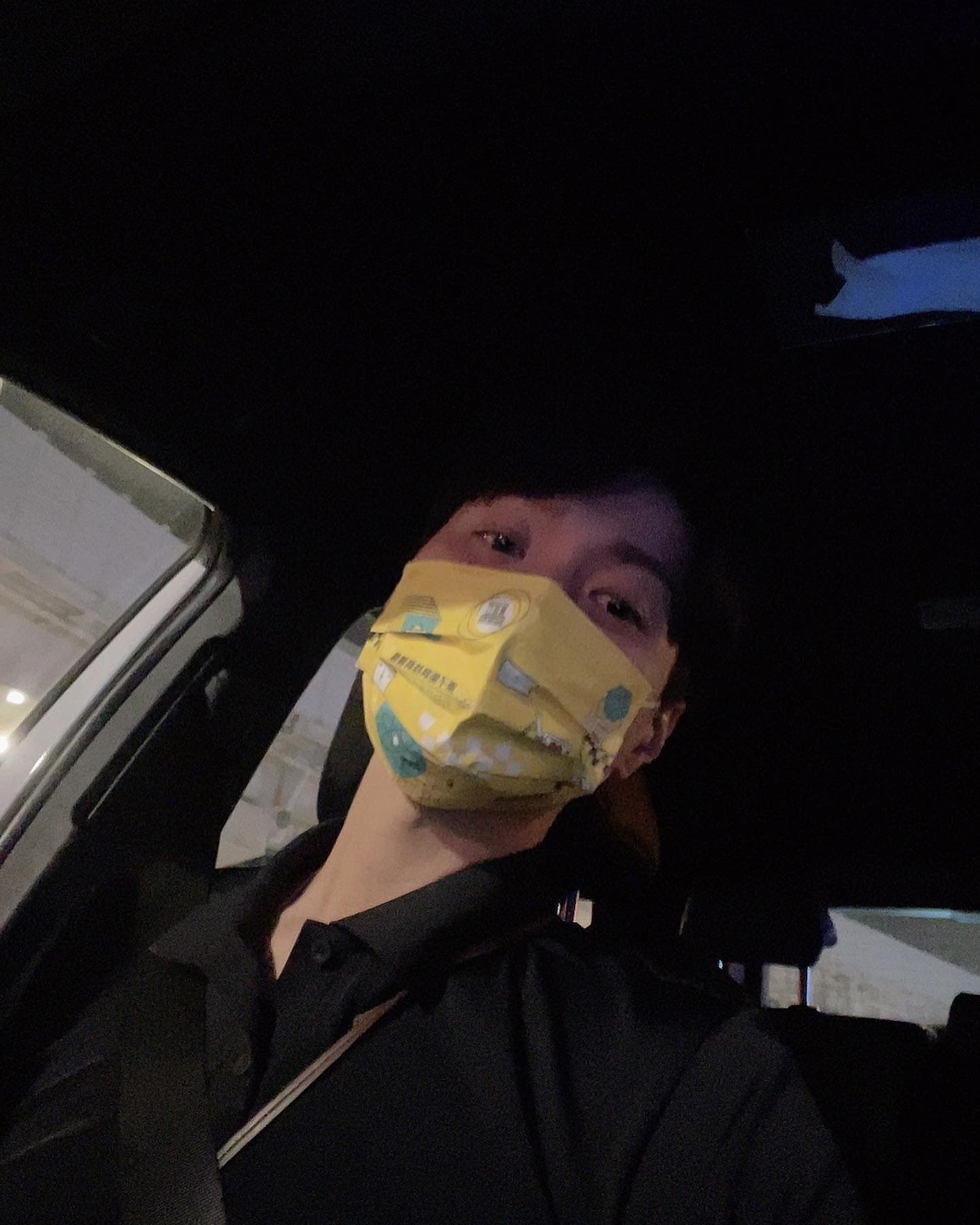 黃少谷在臉書放上戴口罩兼差開計程車的自拍照。(翻攝黃少谷臉書)
