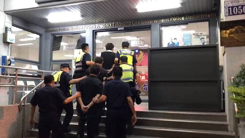警方昨晚逮捕廖男等4嫌,訊後依恐嚇、毀損移送法辦。(警方提供)