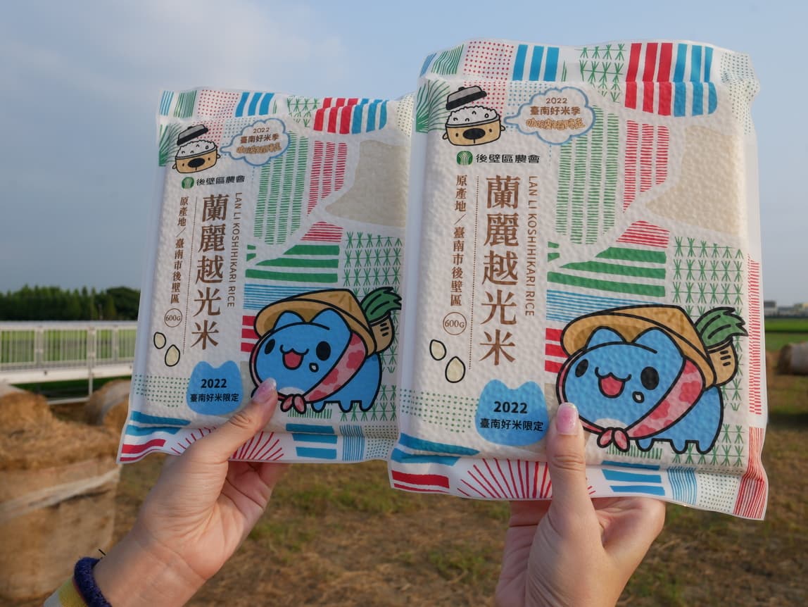 咖波聯名蘭麗越光米上面有可愛的咖波換上農村風格造型。(150元/包)