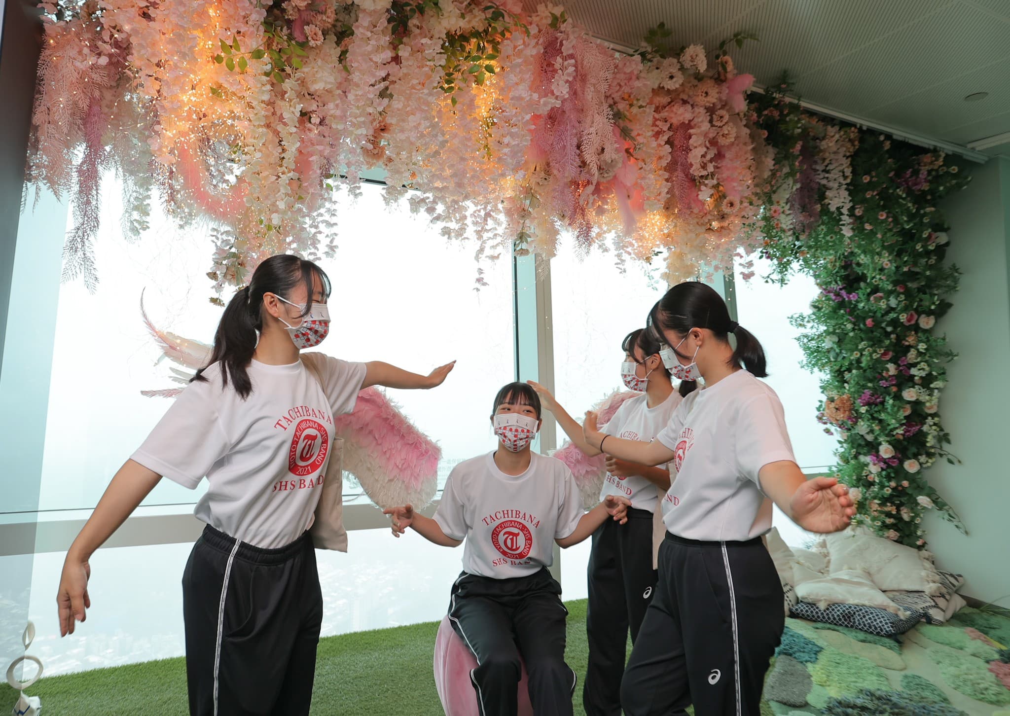 京都橘高師生們上到101觀景台,相當雀躍。(文總提供)