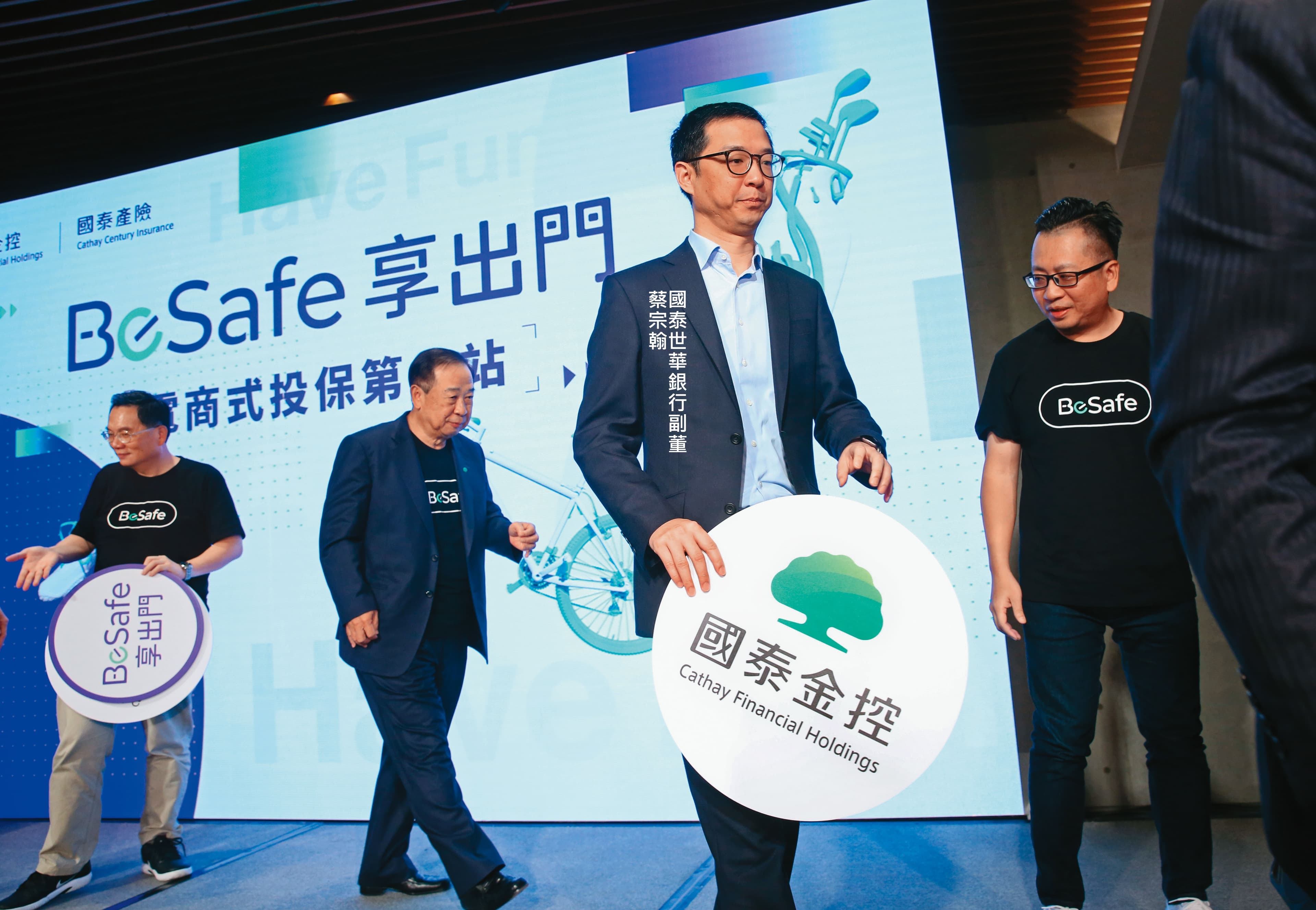 國泰世華銀行表面丟失好市多聯名卡,但250萬優質客戶名單早已在手。