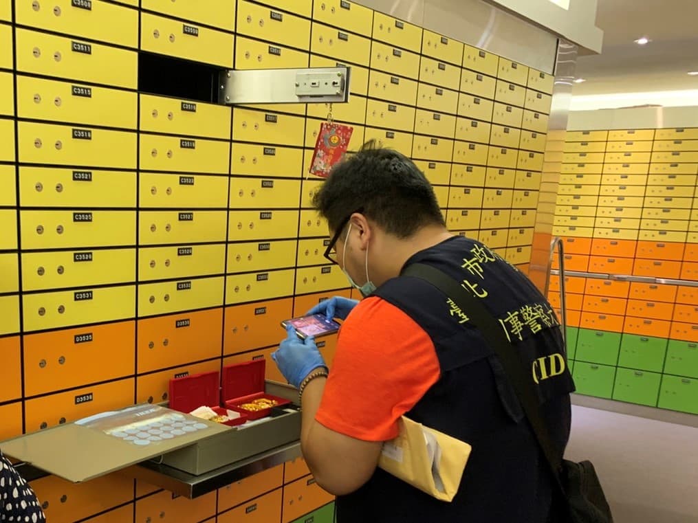 警方查扣黃金等贓物。(翻攝畫面)
