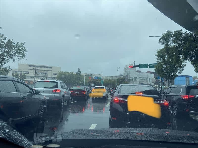 塞在車陣的民眾,忍不住上網發文抱怨。(翻攝自汐止集團臉書)