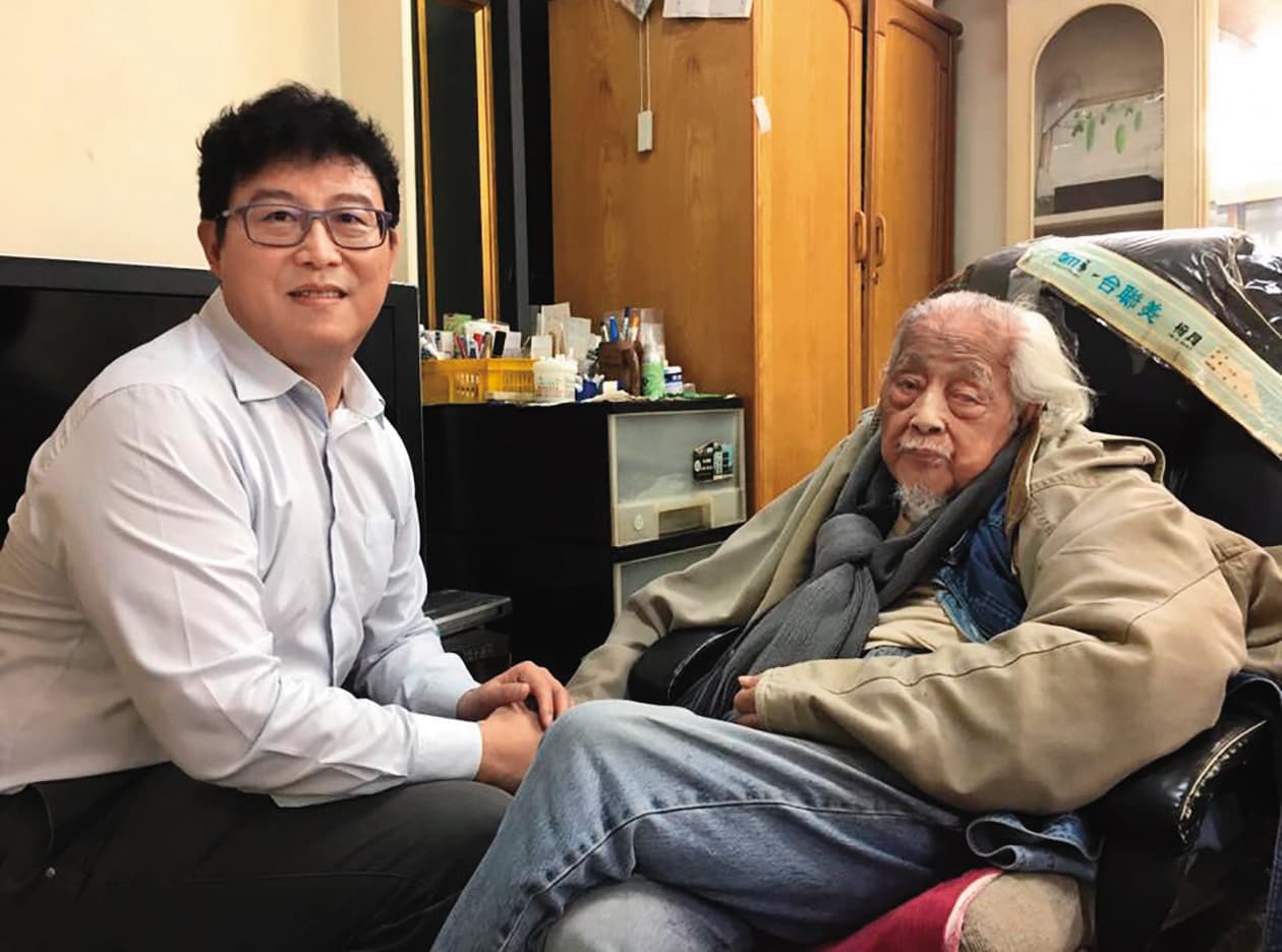 姚文智(左)曾經擔任史明(右)紀錄片《史明·革命進行式》製作人。(翻攝自姚文智臉書)