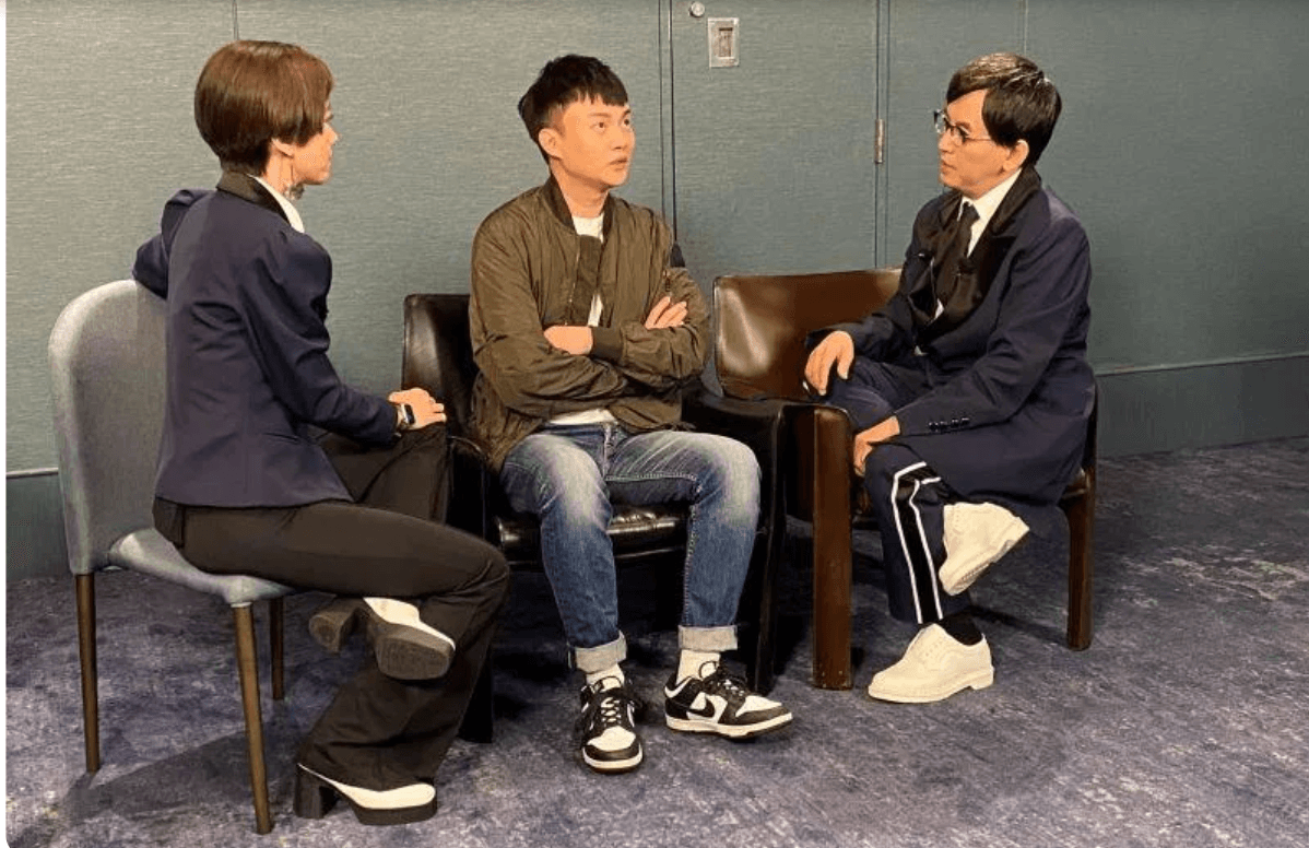 許富凱(中)曾擔任Lulu(左)、黃子佼(右)主持的《婚禮歌手》演唱嘉賓。(東森提供)