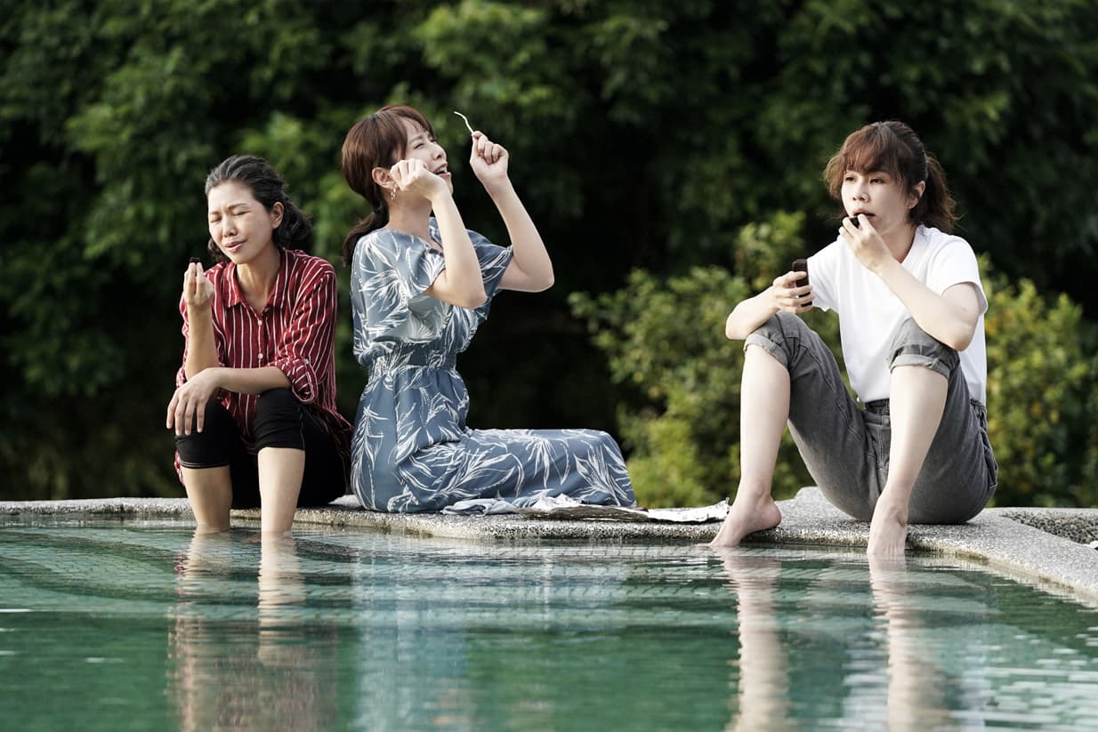 《俗女養成記》系列是謝盈萱(右)的代表作。(華視、Catchplay+、百戲電影提供)