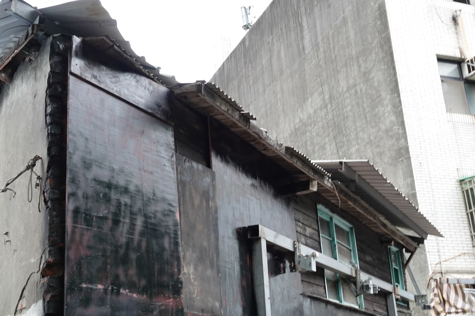 台鐵指控蘇家遮雨棚侵占台鐵土地,要求拆除占用部分。