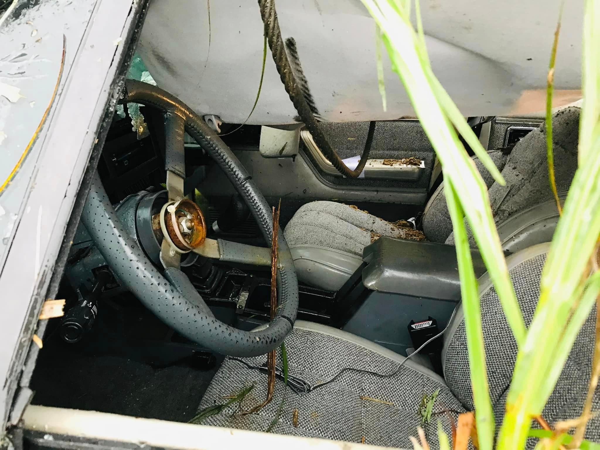 車子翻落山谷,車體變形。(翻攝自蕭閎仁臉書)