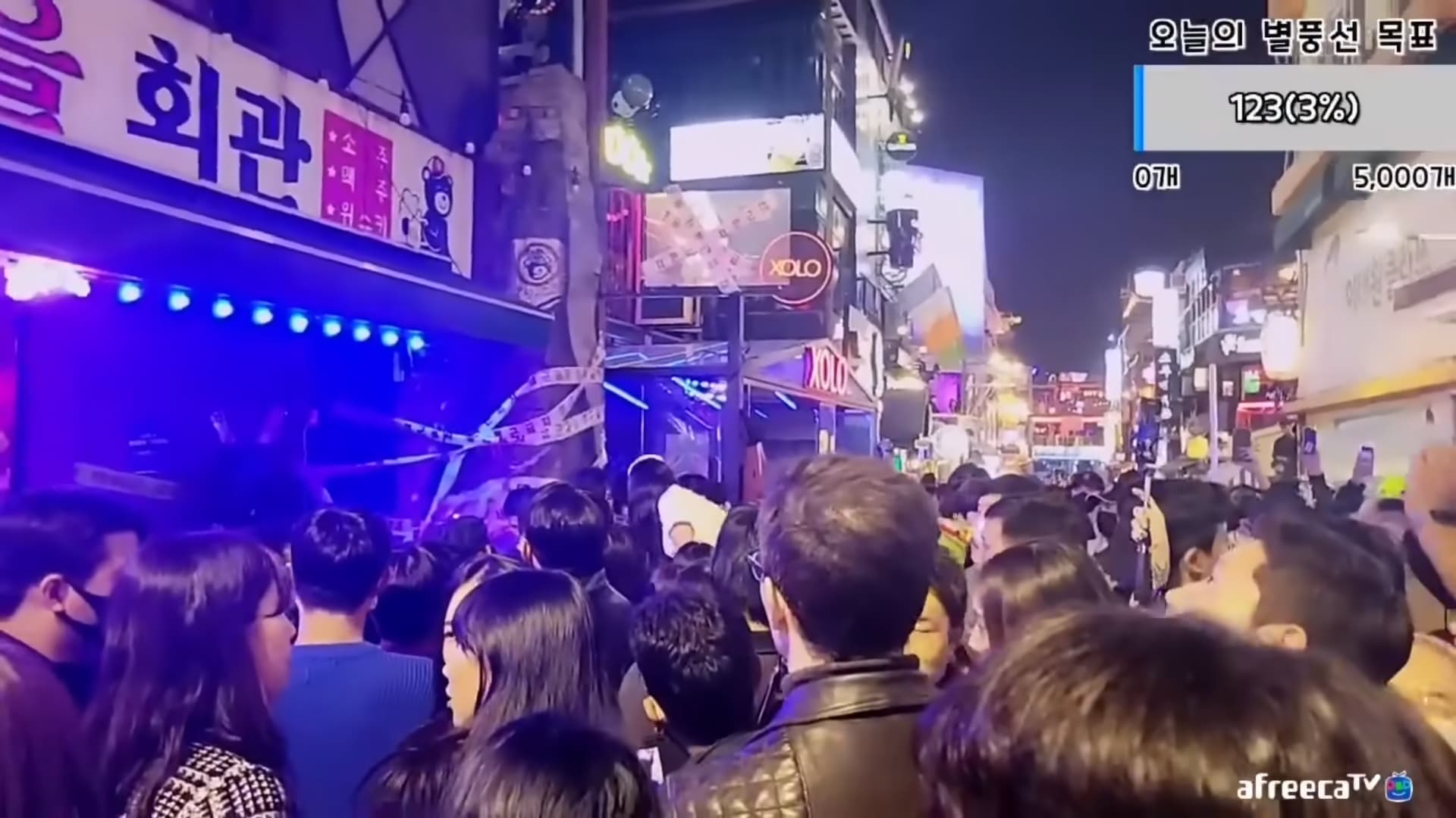 起初的畫面就可見梨泰院街頭相當多人,不過當時還可以走動。(翻攝自YouTube)
