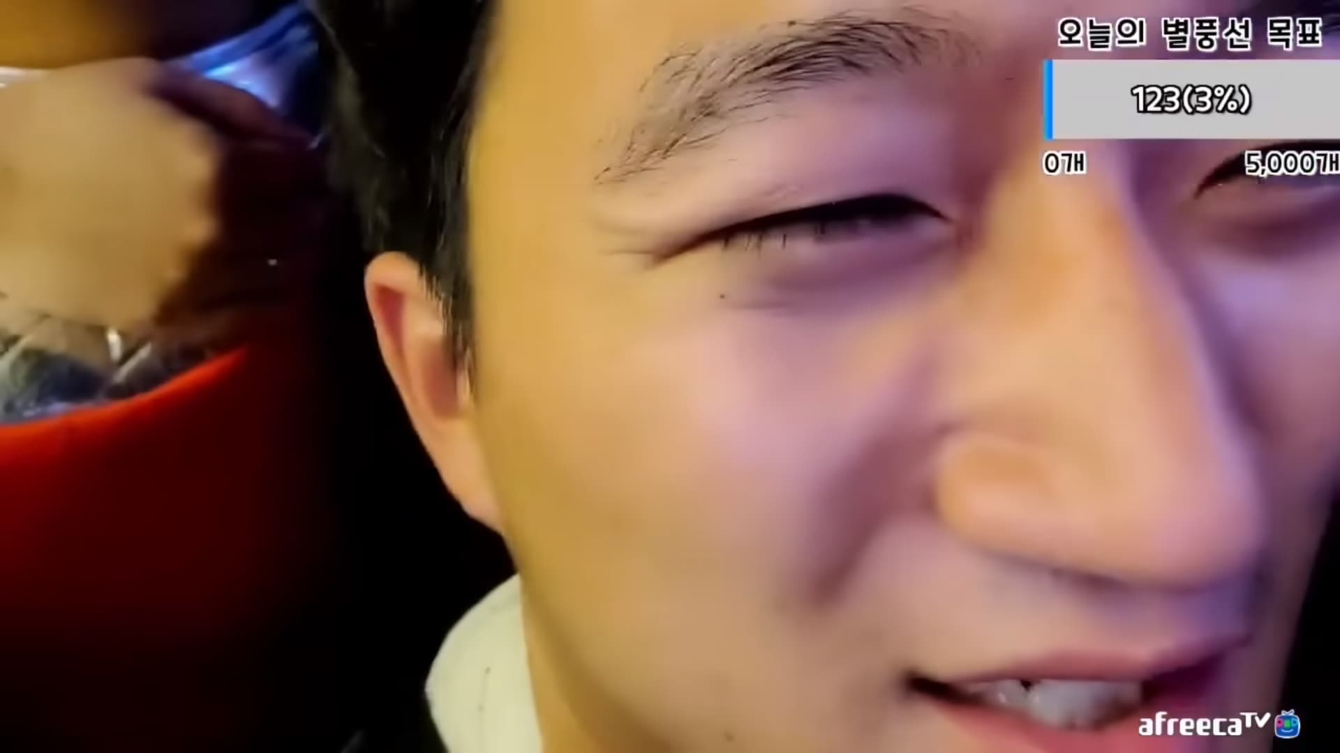直播主鏡頭愈來愈近,整個貼到臉前方。(翻攝自YouTube)