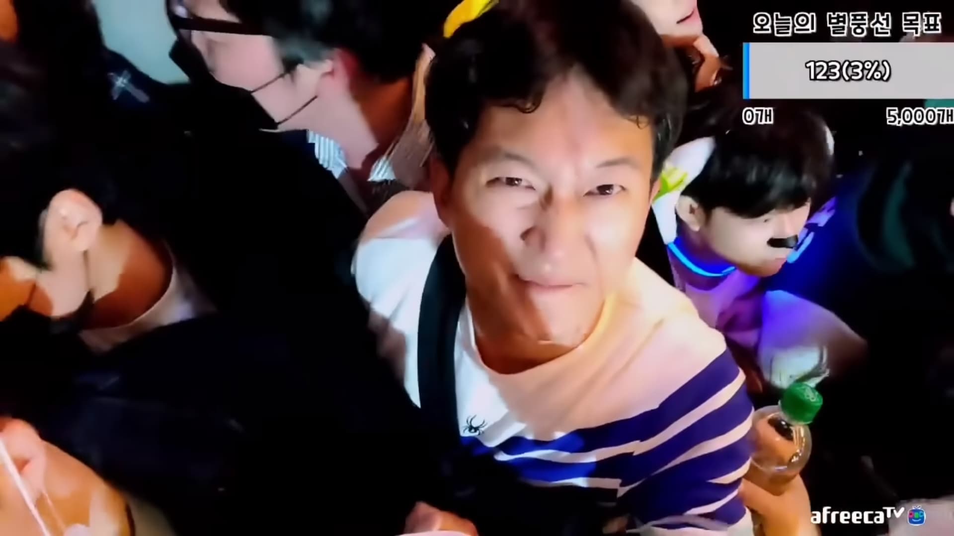 直播主被擠壓到面露難色。(翻攝自YouTube)