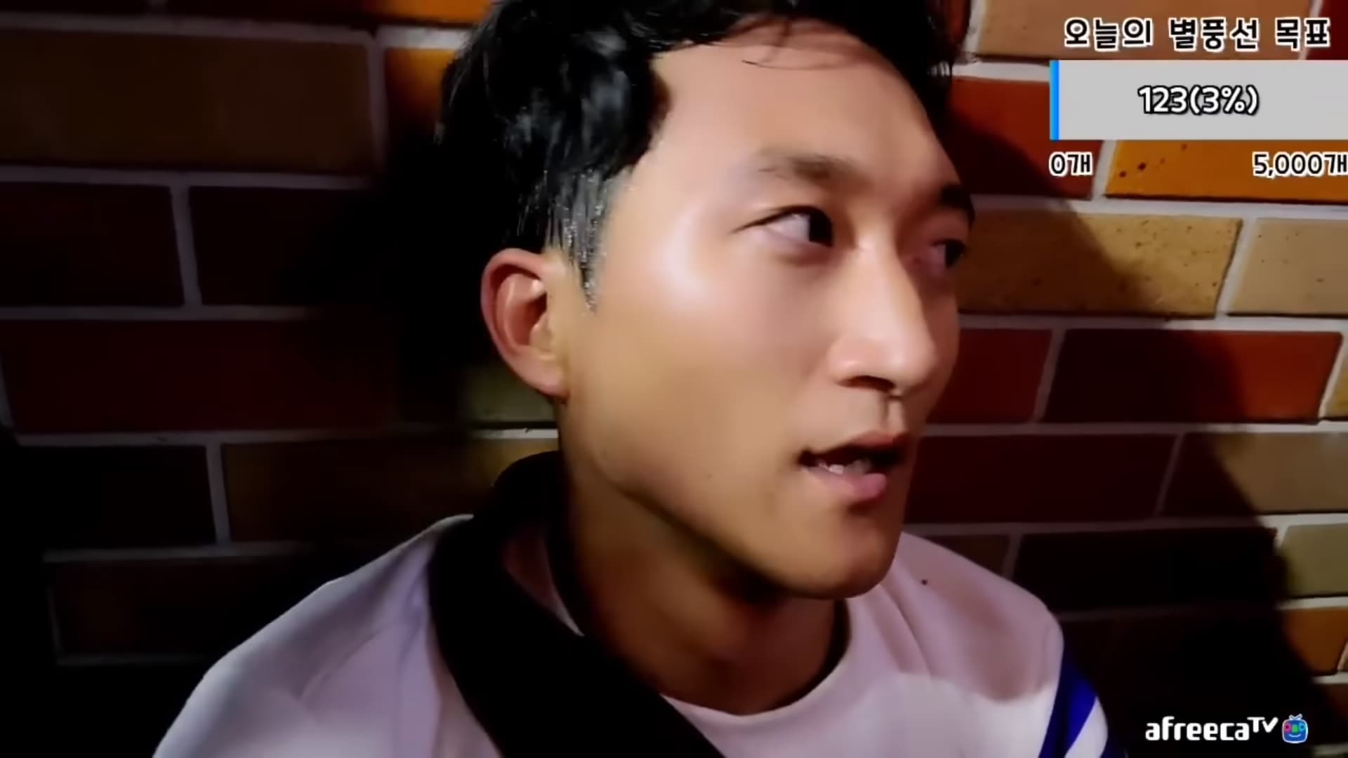 獲救後的直播主看起來餘悸猶存。(翻攝自YouTube)