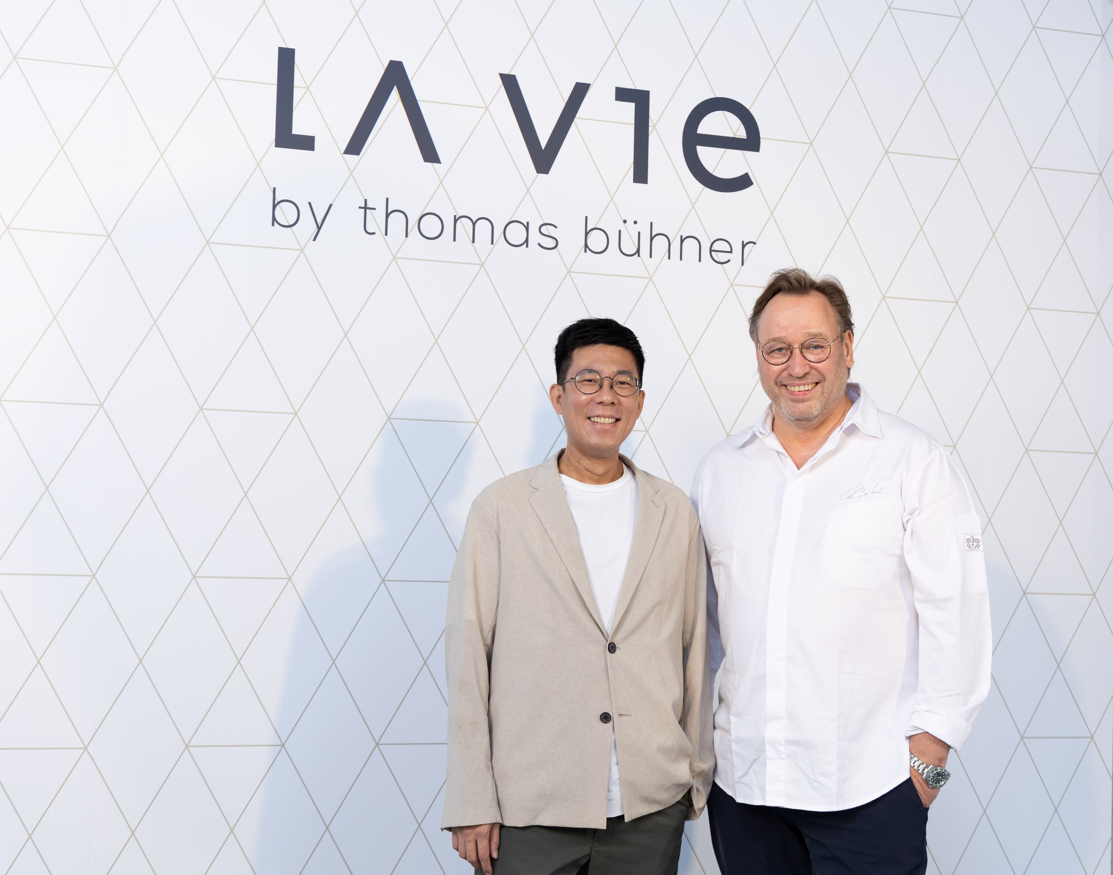 行政主廚由楊展浩(左)擔任,他將在Thomas的料理中,融入亞洲當代視角。(La Vie by Thomas Bühner提供)