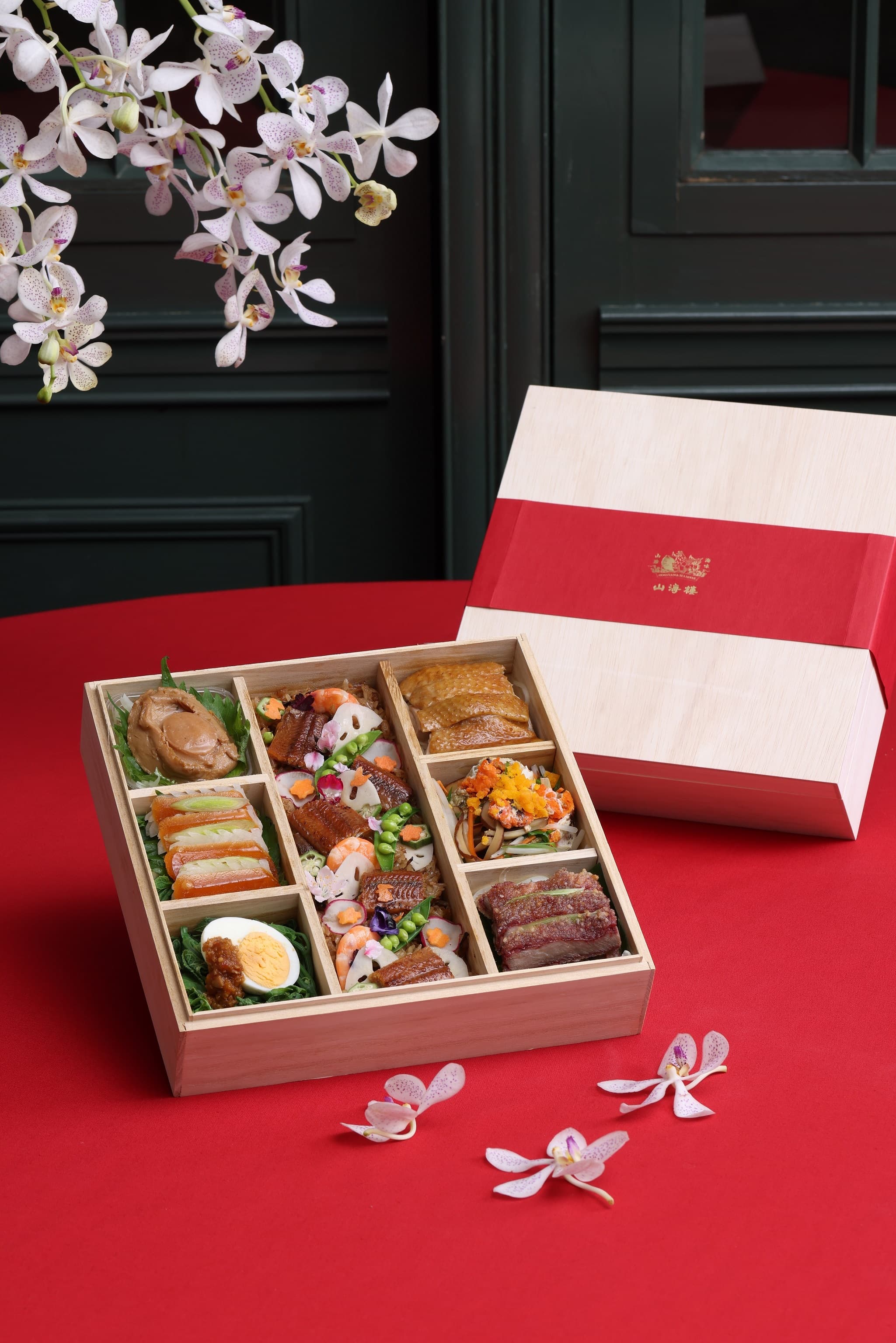 山海樓的尾牙禮讚「祥極饗台菜餐盒」,提供另一種不用出門就可享用的奢華選擇。(山海樓提供)