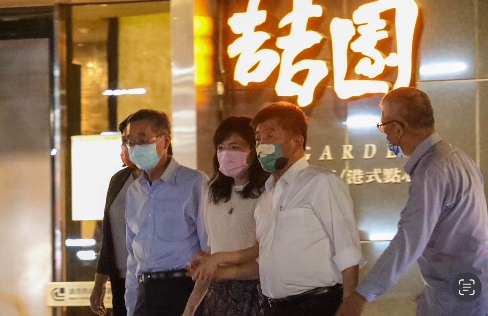 徐巧芯昨日爆料,曬出多張陳時中餐敘後的照,直指他與女性友人「時指緊扣」、摟住伸「鹹豬手」。(翻攝自徐巧芯臉書)