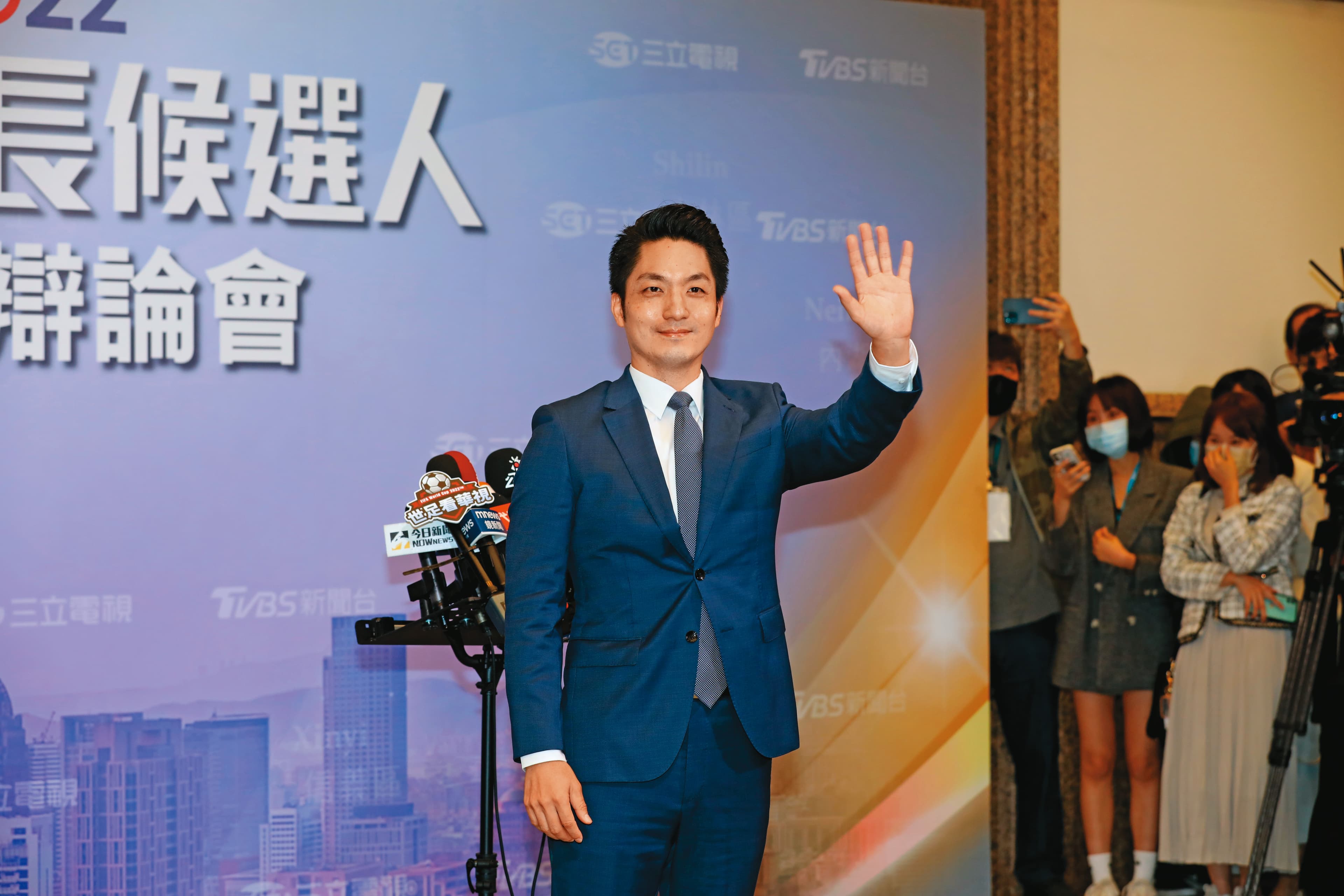 蔣萬安(圖)在電視辯論會上,砲轟民進黨對兩岸議題態度雙標,並點名民進黨桃園市長候選人鄭運鵬。