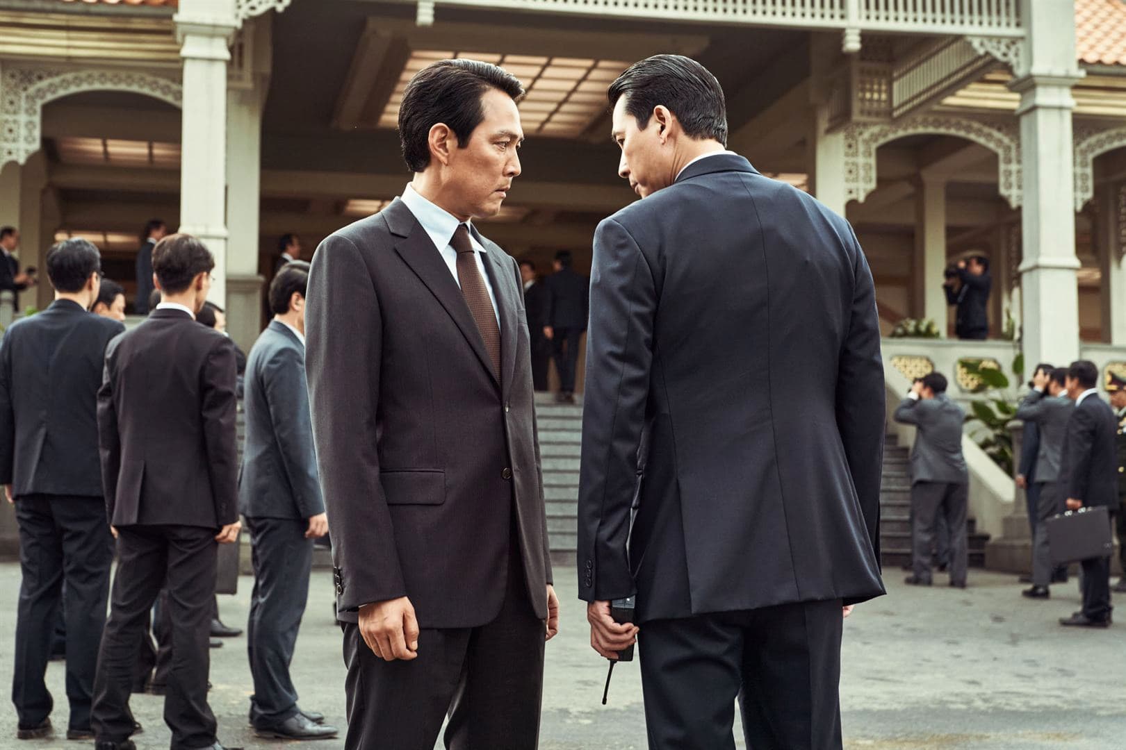 李政宰(左)自編自導自演電影《獵首密令》請到好麻吉鄭雨盛一同飆戲,鄭雨盛也將以該片角逐青龍影帝。(龍祥電影提供)