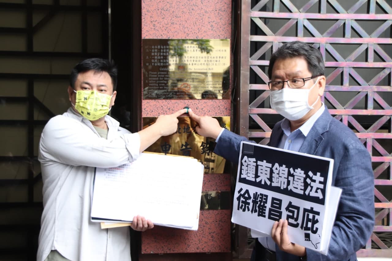 民進黨立委洪申翰、沈發惠前往北檢告發鍾東錦涉及經營的砂石場違法。(翻攝洪申翰臉書)