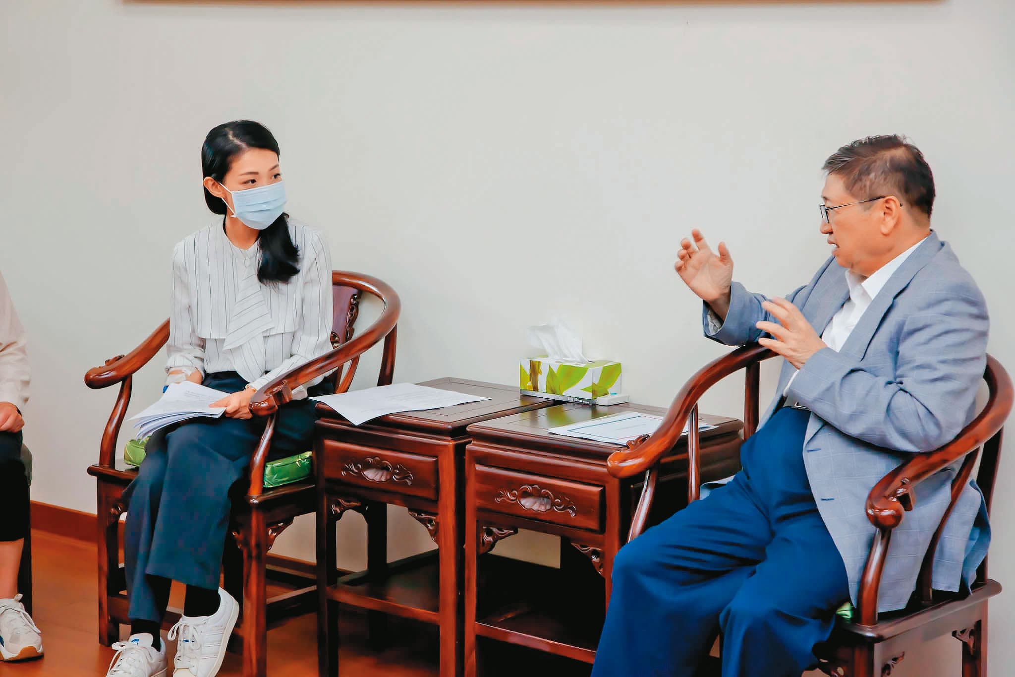高虹安(左)因「過度疲勞」住院一晚後,9日下午便「向醫院請假」出院,並拜會國民黨新竹縣長楊文科(右)。(民眾黨提供)