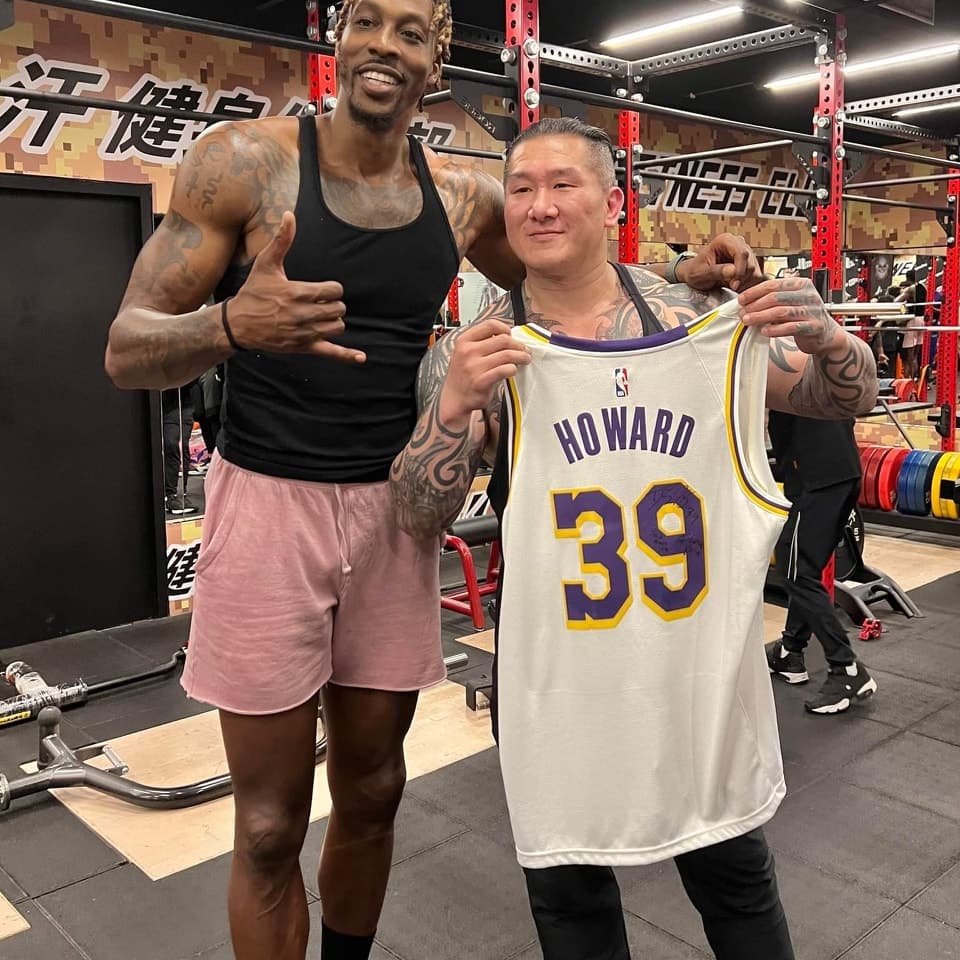 霍華德送上自己在洛杉磯湖人時期的39號簽名球衣給館長。(翻攝自飆捍臉書)