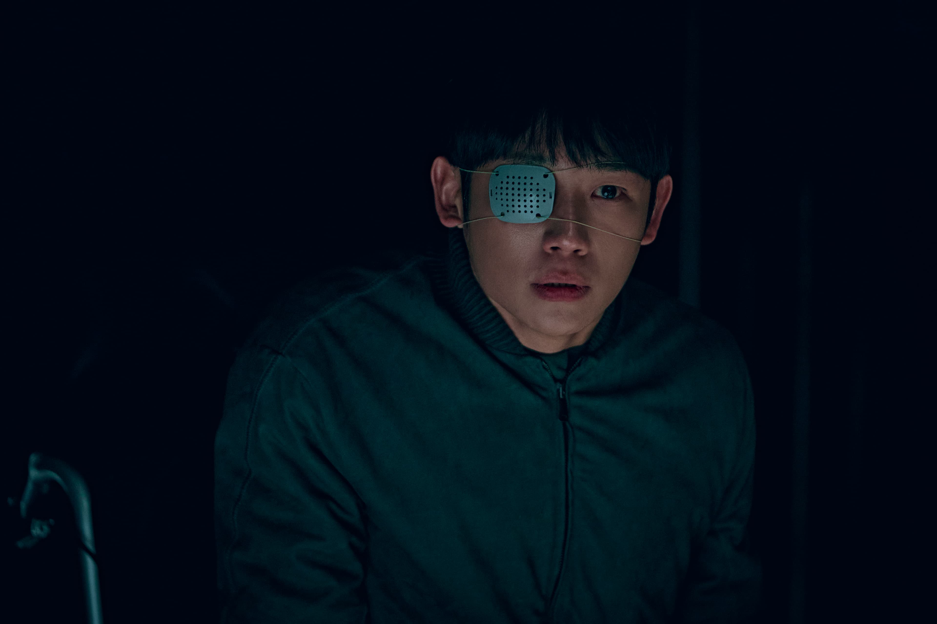 丁海寅在《異感追擊:連瞳》劇中是擁有自癒能力的「不死人」,害怕被發現祕密生活得很低調。(Disney+提供)