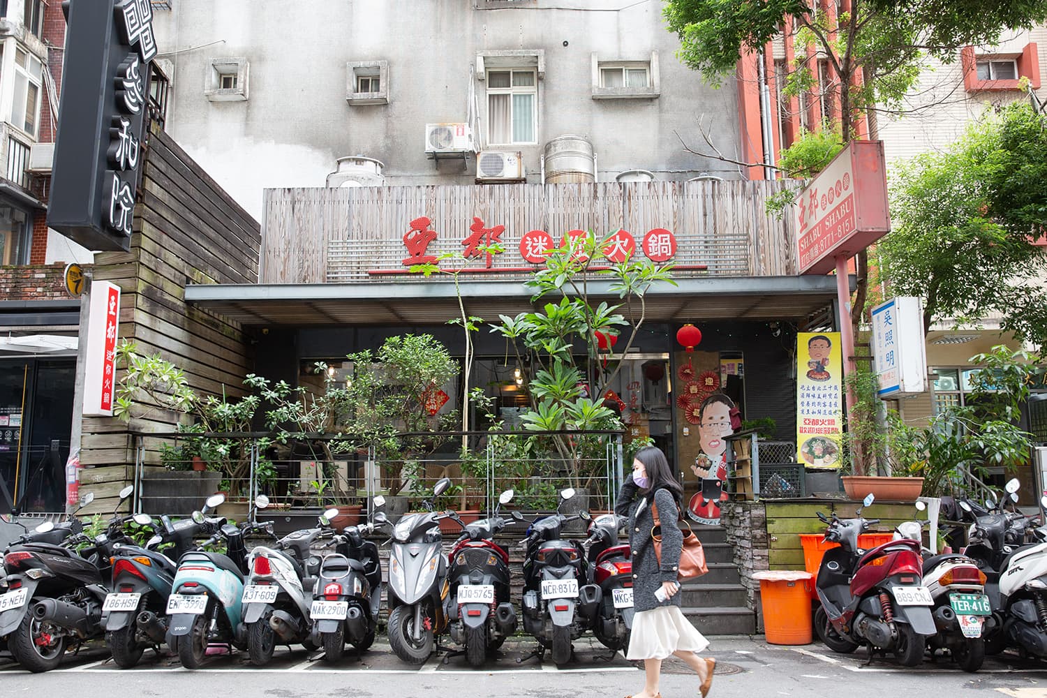 亞都迷你火鍋在東區開業三十餘年,裝潢擺設頗為樸實。