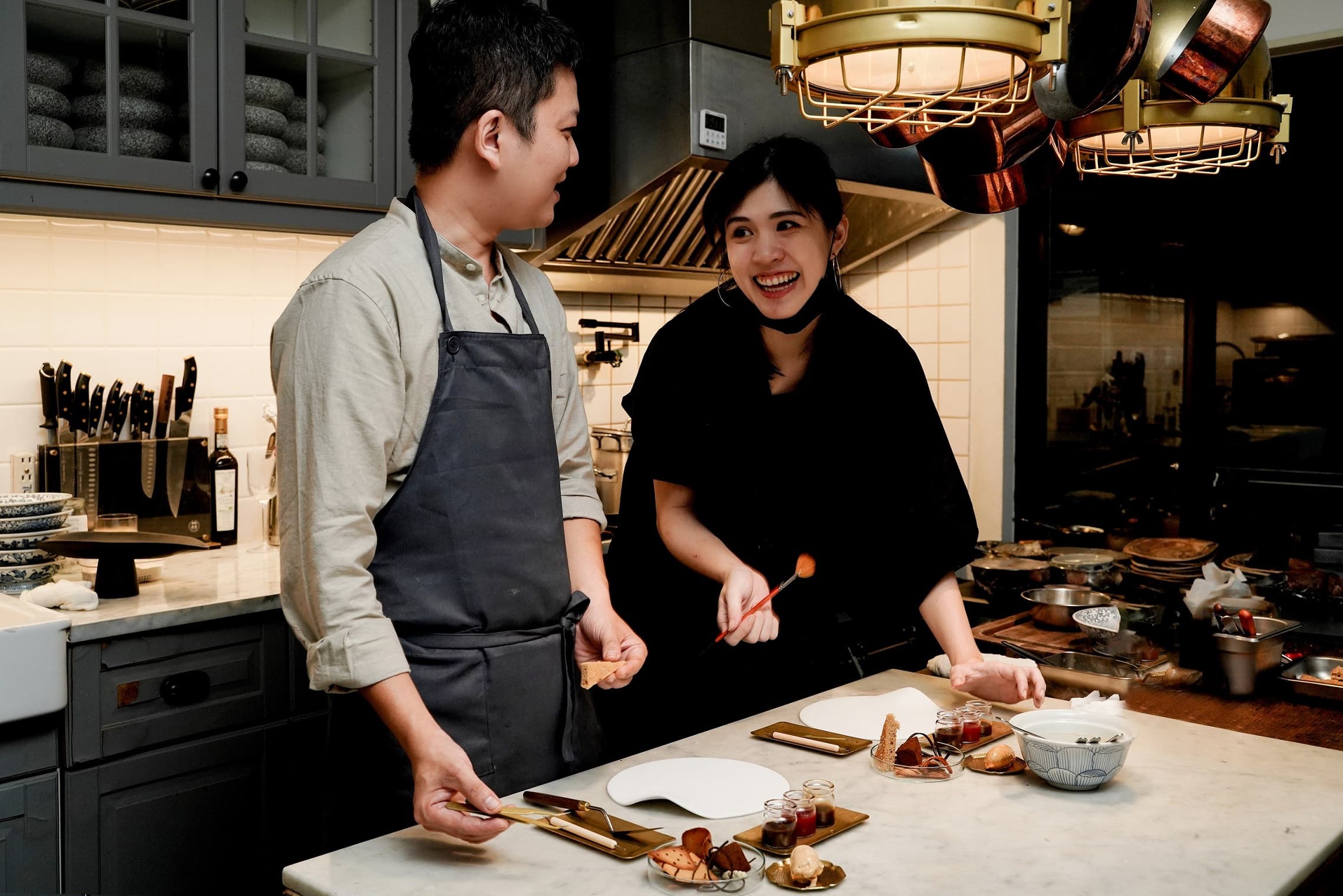 主廚歐俊辰與食物設計師袁采楓首次合作,以各自專業領域,激盪出美麗的火花。(可口創造提供)