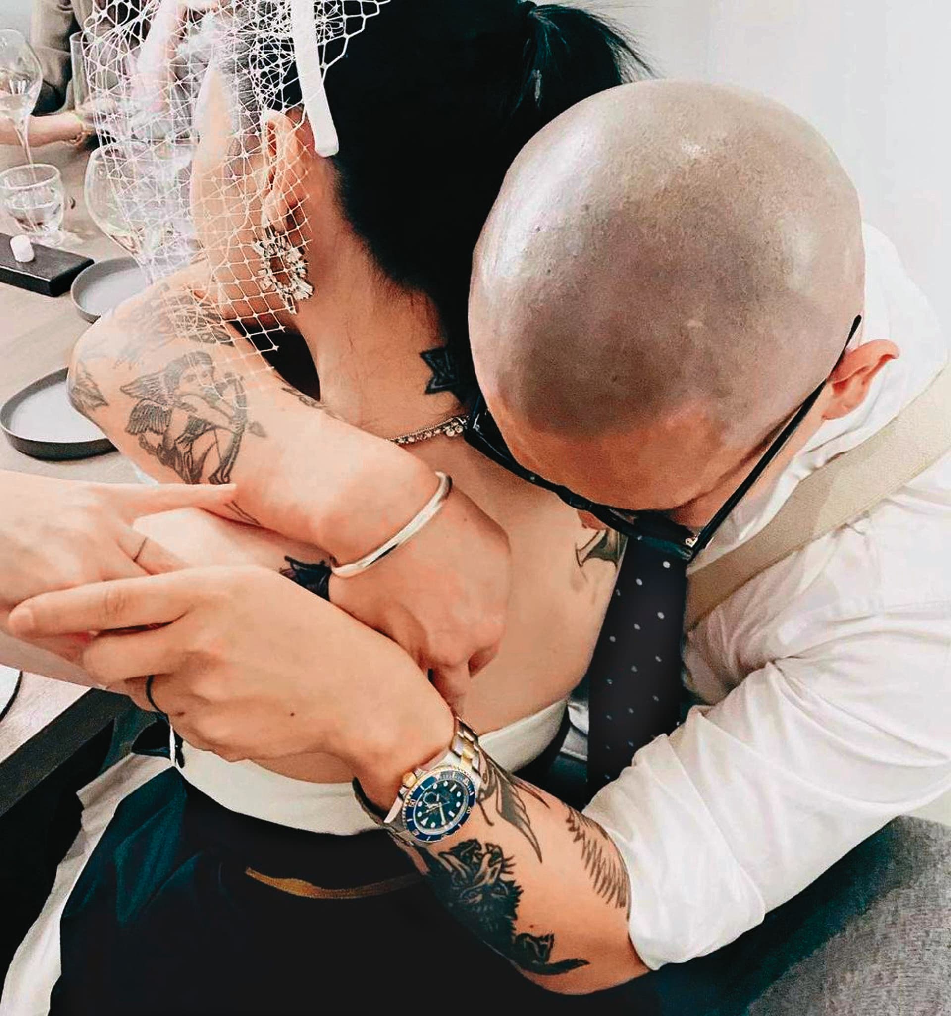 具俊曄與大S結婚後,已融入對方家庭,小S化妝師在IG公開2人家宴照。(翻攝happyyali IG)