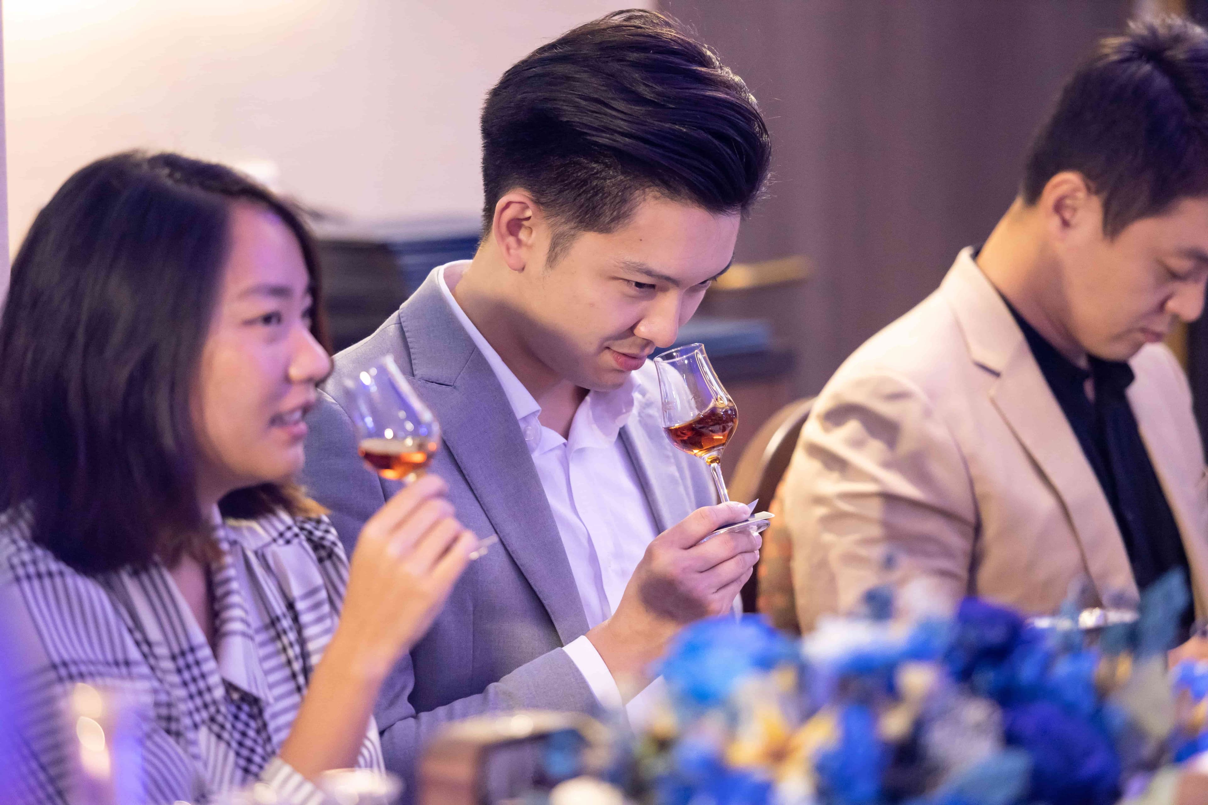 從聞酒開始,Timothy細心帶領入門者與行家以最得宜的方式認識馬爹利。