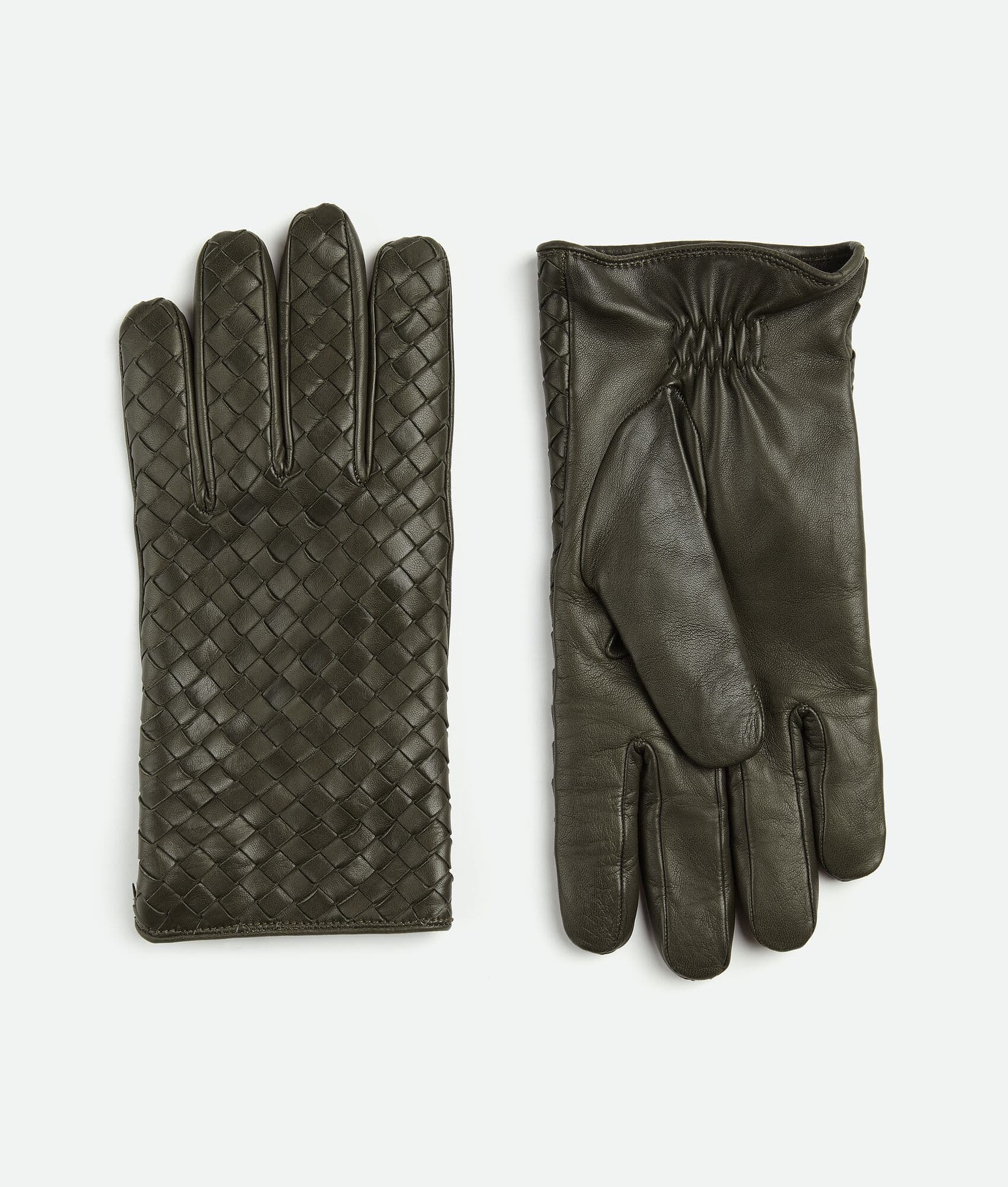 男士Intreccio皮革編織手套,NT$26,800。(BOTTEGA VENETA提供)