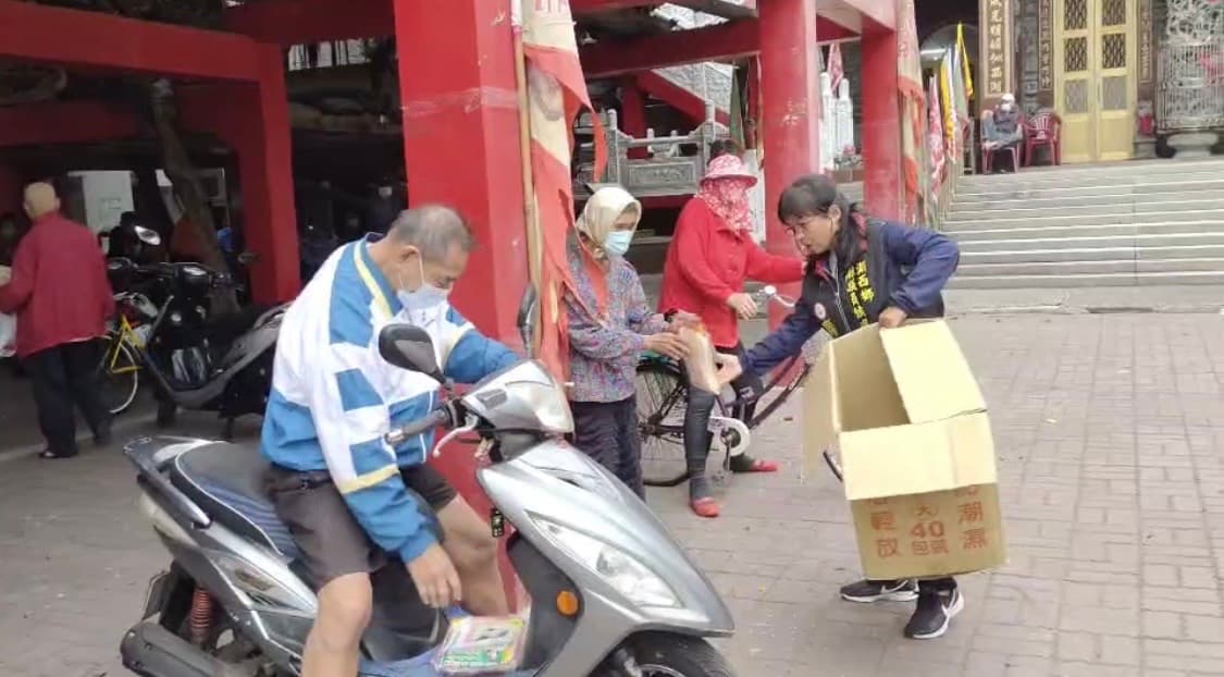廖璟華跟鄉親拜票,請求支持及票投給她,讓她為鄉親打拚、做事情。(廖璟華提供)
