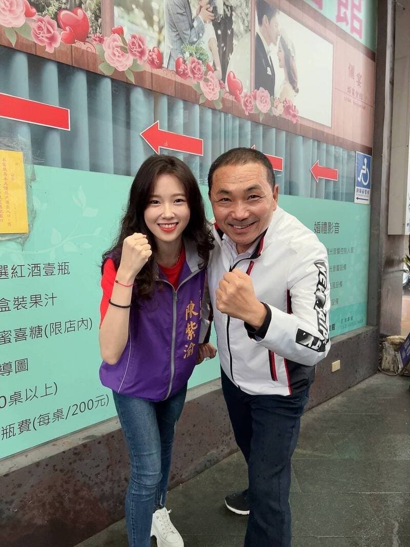 陳紫渝(左)與侯友宜合照引發熱議。(翻攝畫面)