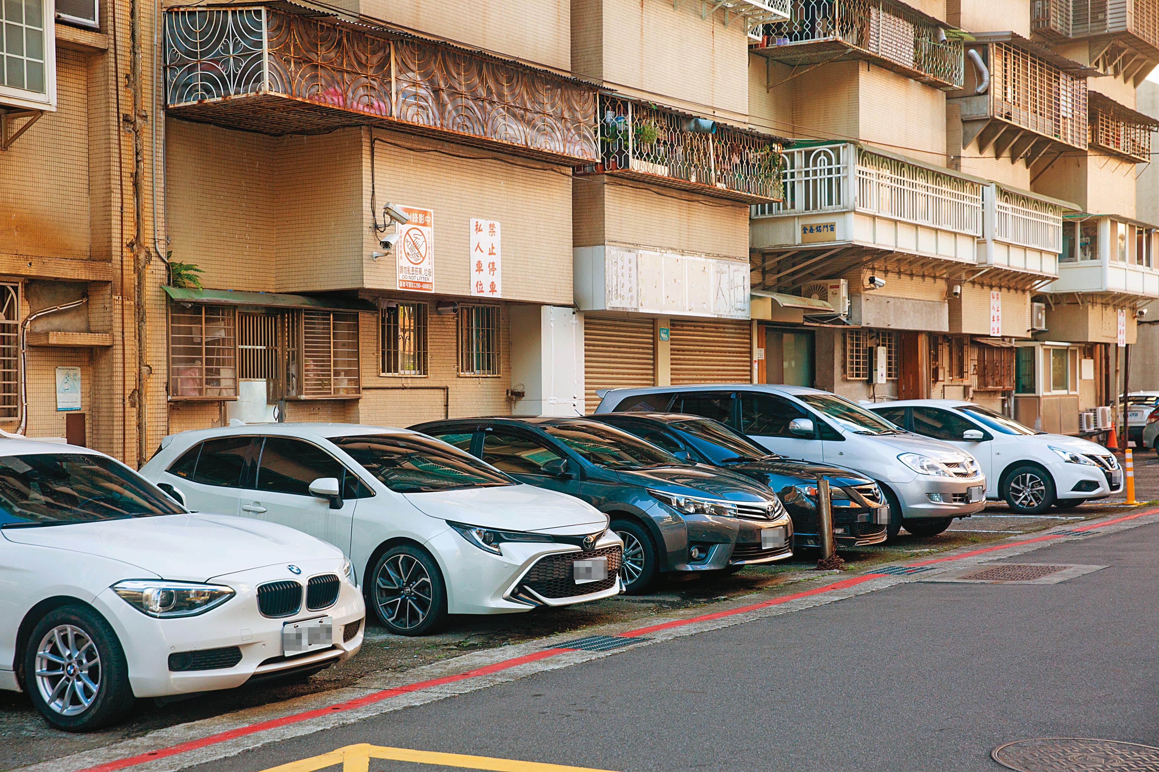 1樓住戶不滿停了40年的車位,突然被總管委會強行收回。