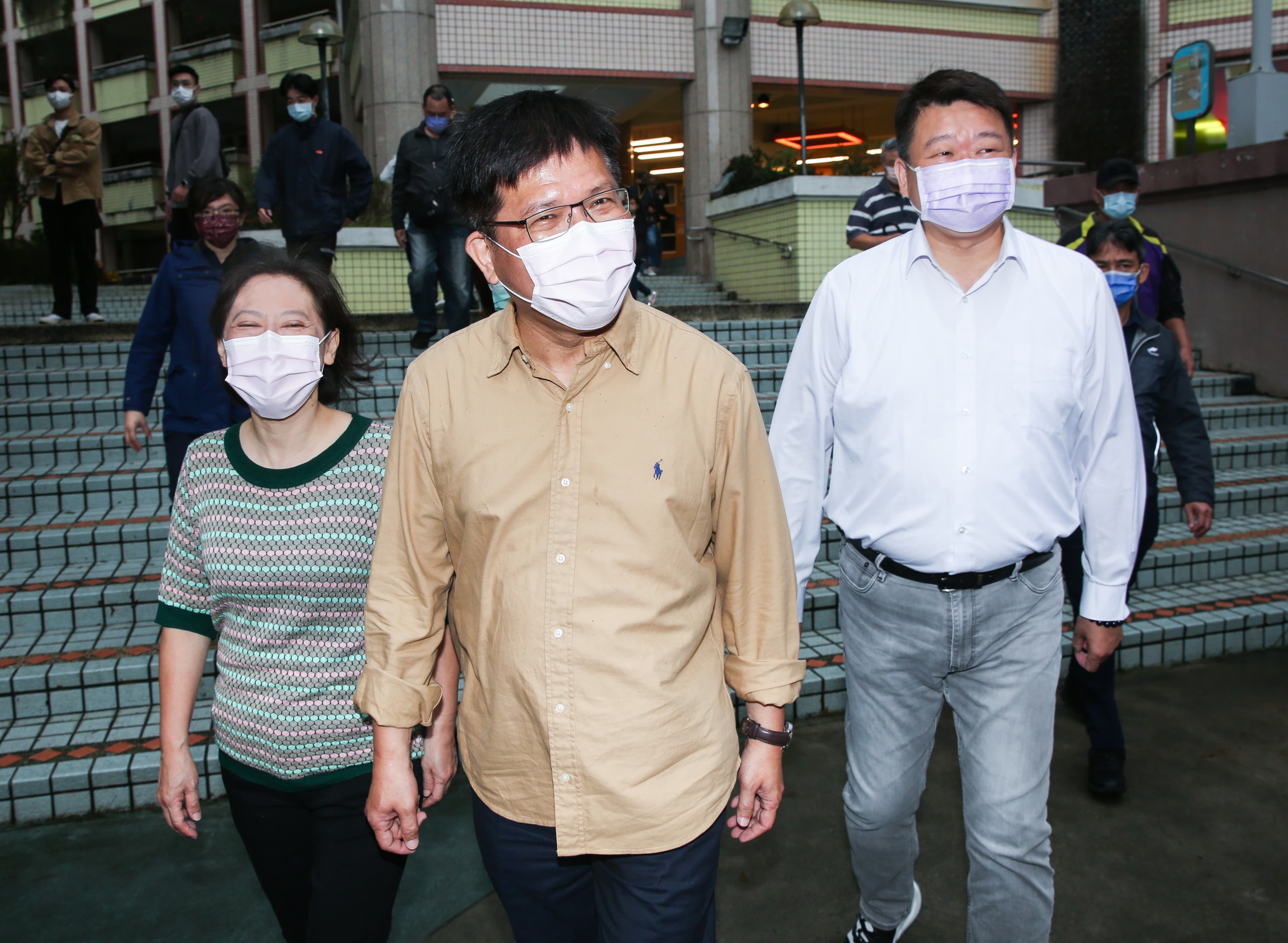 林佳龍(中)與妻子廖婉如(左)、民進黨新北市主委何博文(右)前往投票。