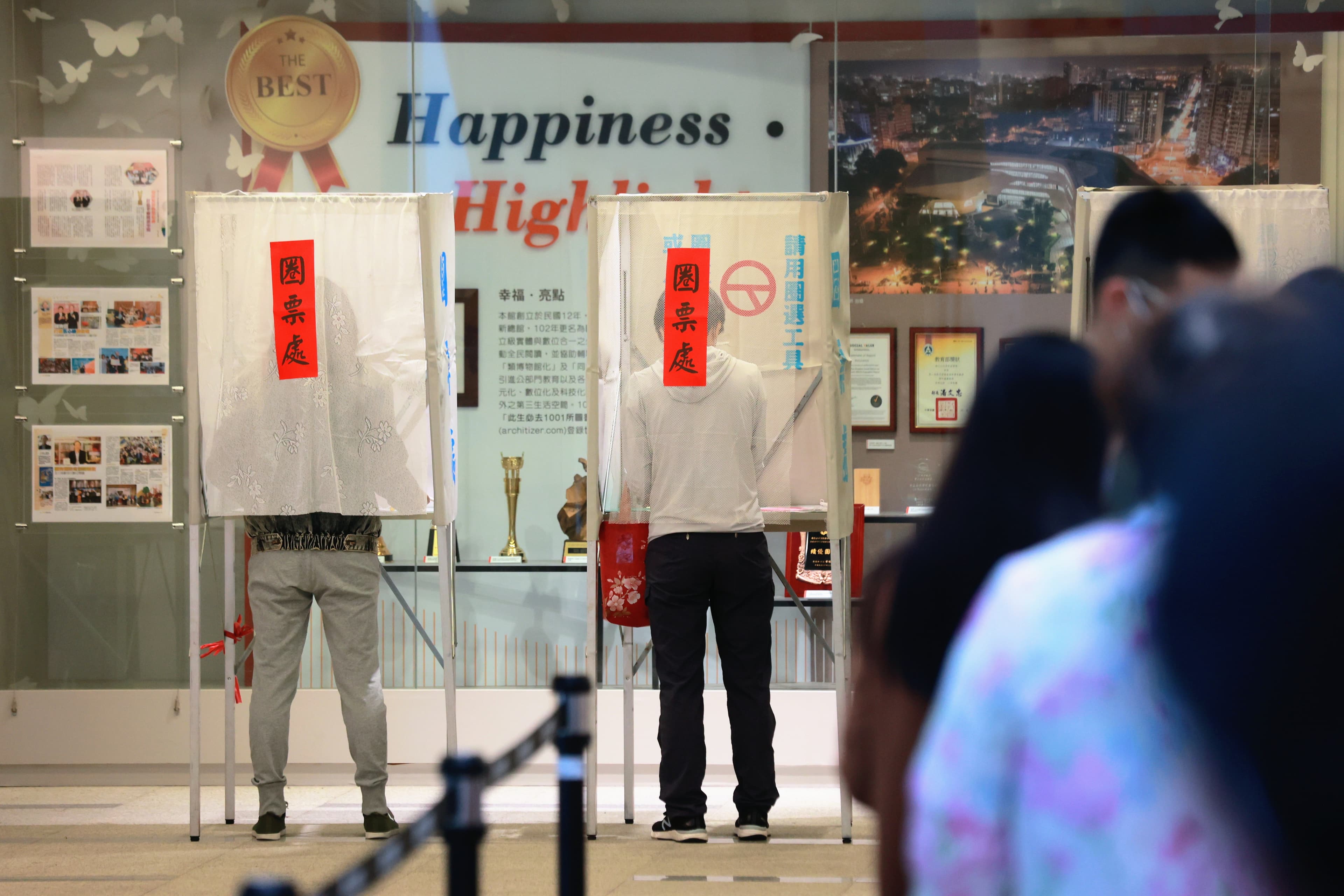 九合一投票與修憲公投登場,各地卻有不少違規情況傳出。