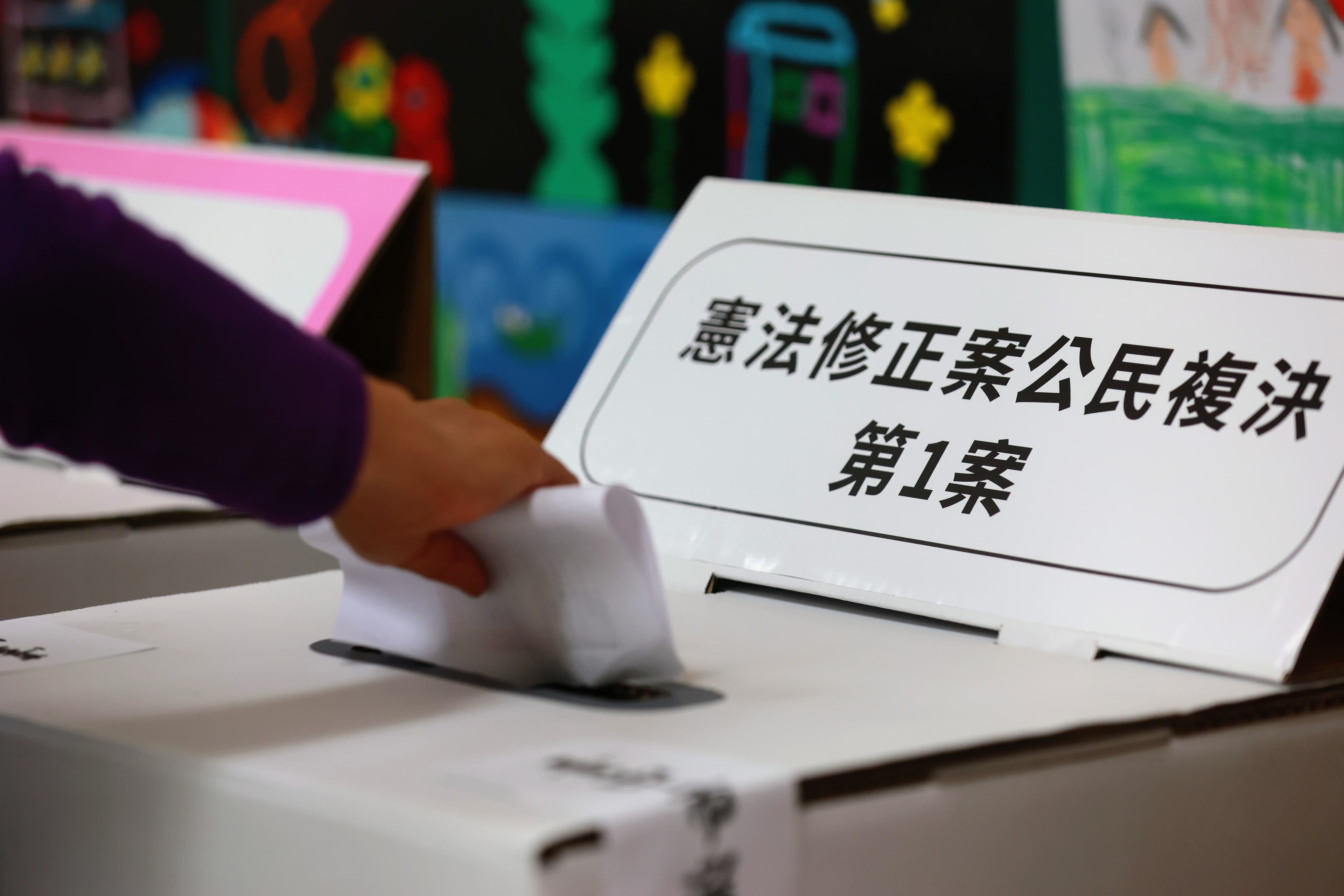 18歲公民權修憲投票今登場,卻傳出有地方選務人員「技術性阻撓」領公投票。