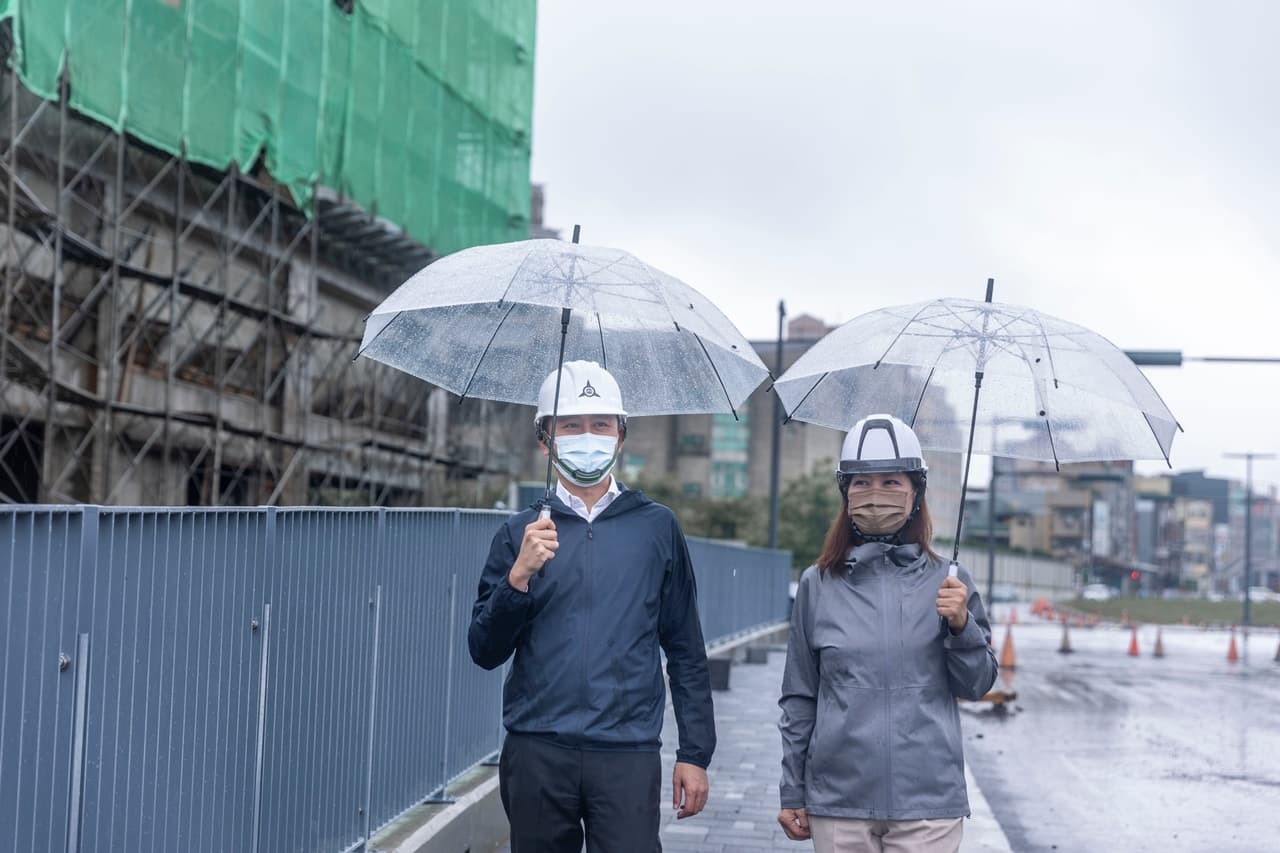 沈慧虹(右)隨林智堅(左)視察新竹市建設。(翻攝自臉書)