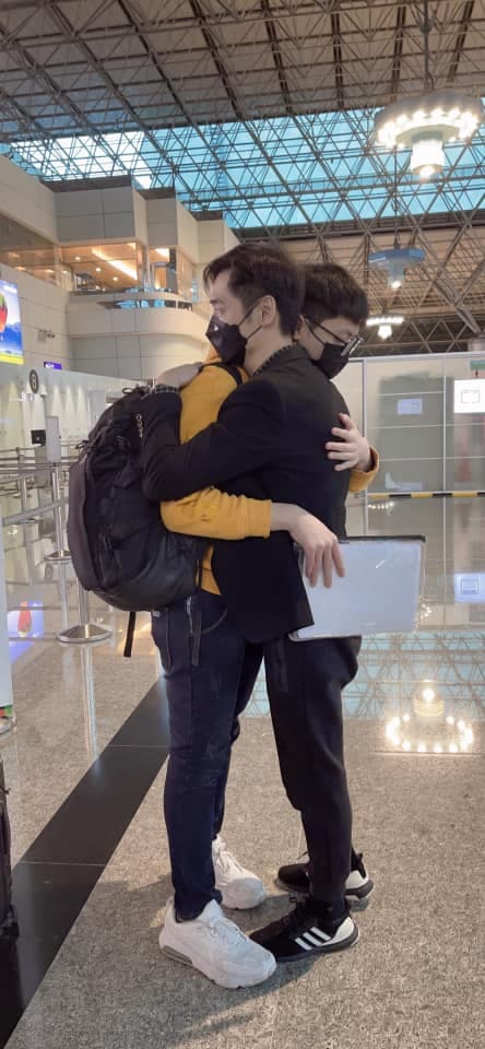 宋逸民大兒子出發英國念高中,在機場依依不捨擁抱道別。(翻攝宋逸民和陳維齡的幸福生活臉書)
