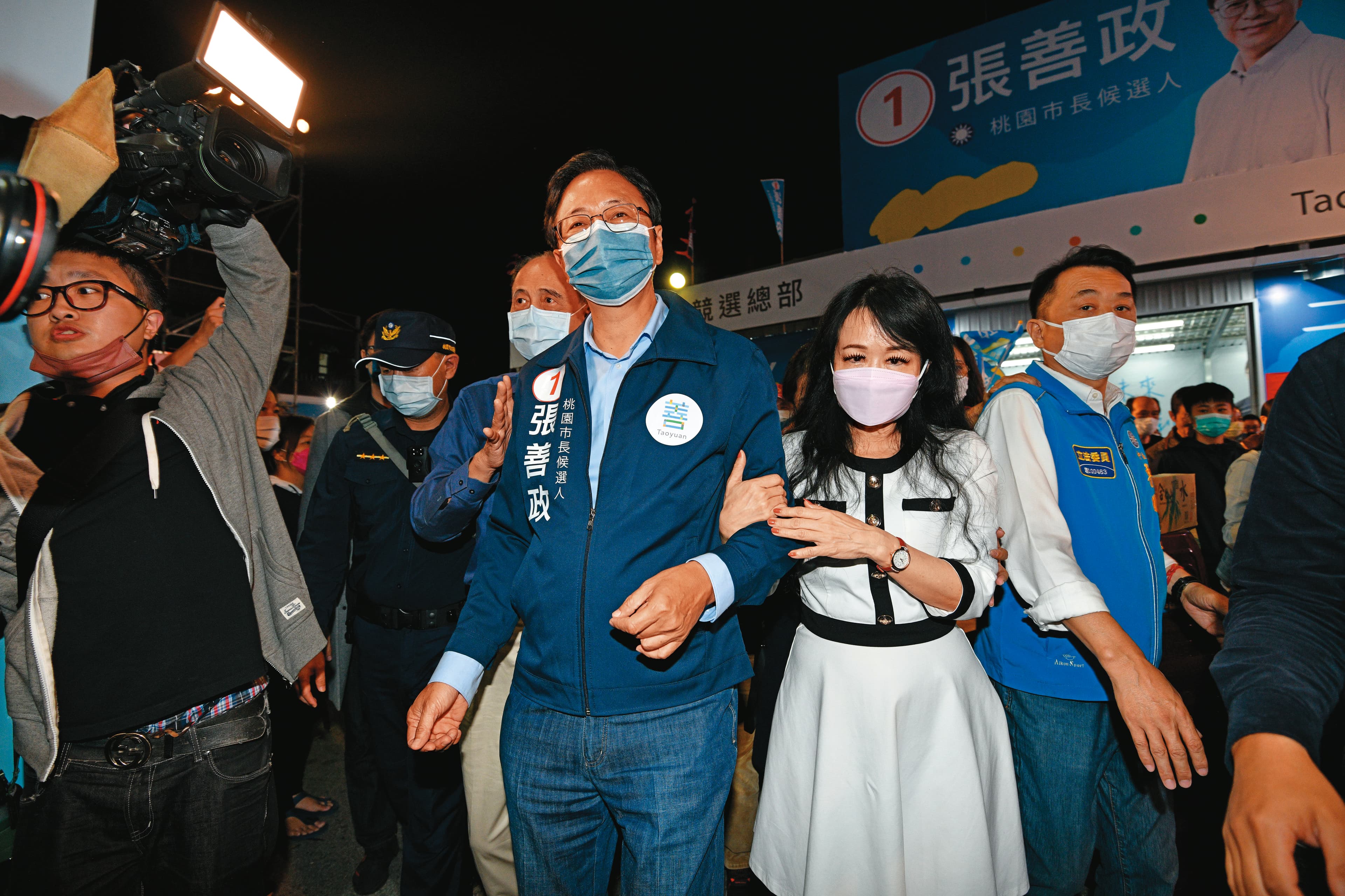 被藍綠視為不能輸的桃園市,最後綠地變藍天,由國民黨提名的張善政當選。