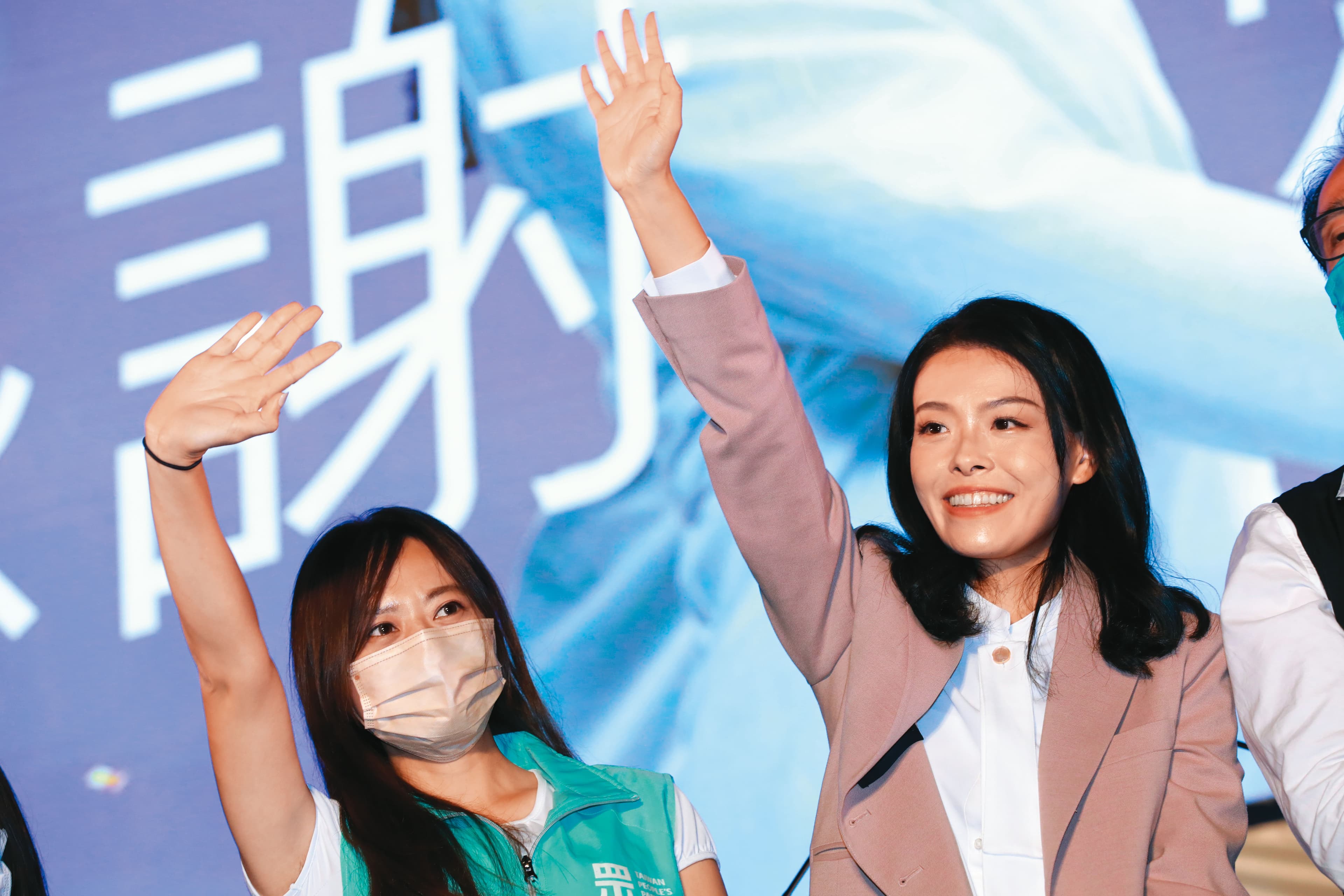 被視為郭台銘子弟兵的高虹安(右),選戰期間並未與郭同台。