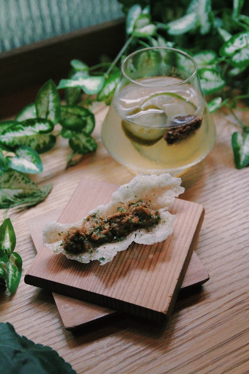 客家小炒必配的米飯則以糙米脆餅方式精緻呈現,搭配香辣脆口的客家元素與調酒「spicy」,令人食慾大開。