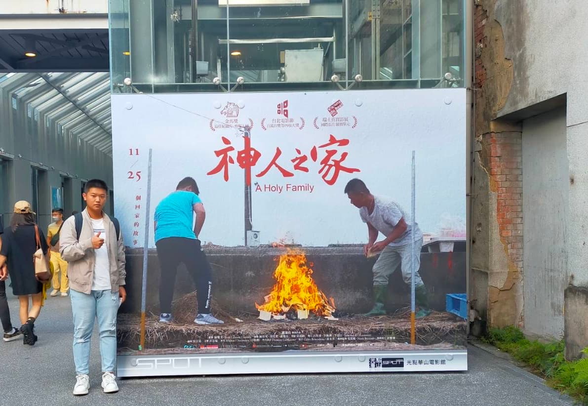 不少人被片中可愛又憨直的姪子盧酉鑫(左)圈粉,他近日常與導演盧盈良跑映後與觀眾互動。 (傳影互動提供)